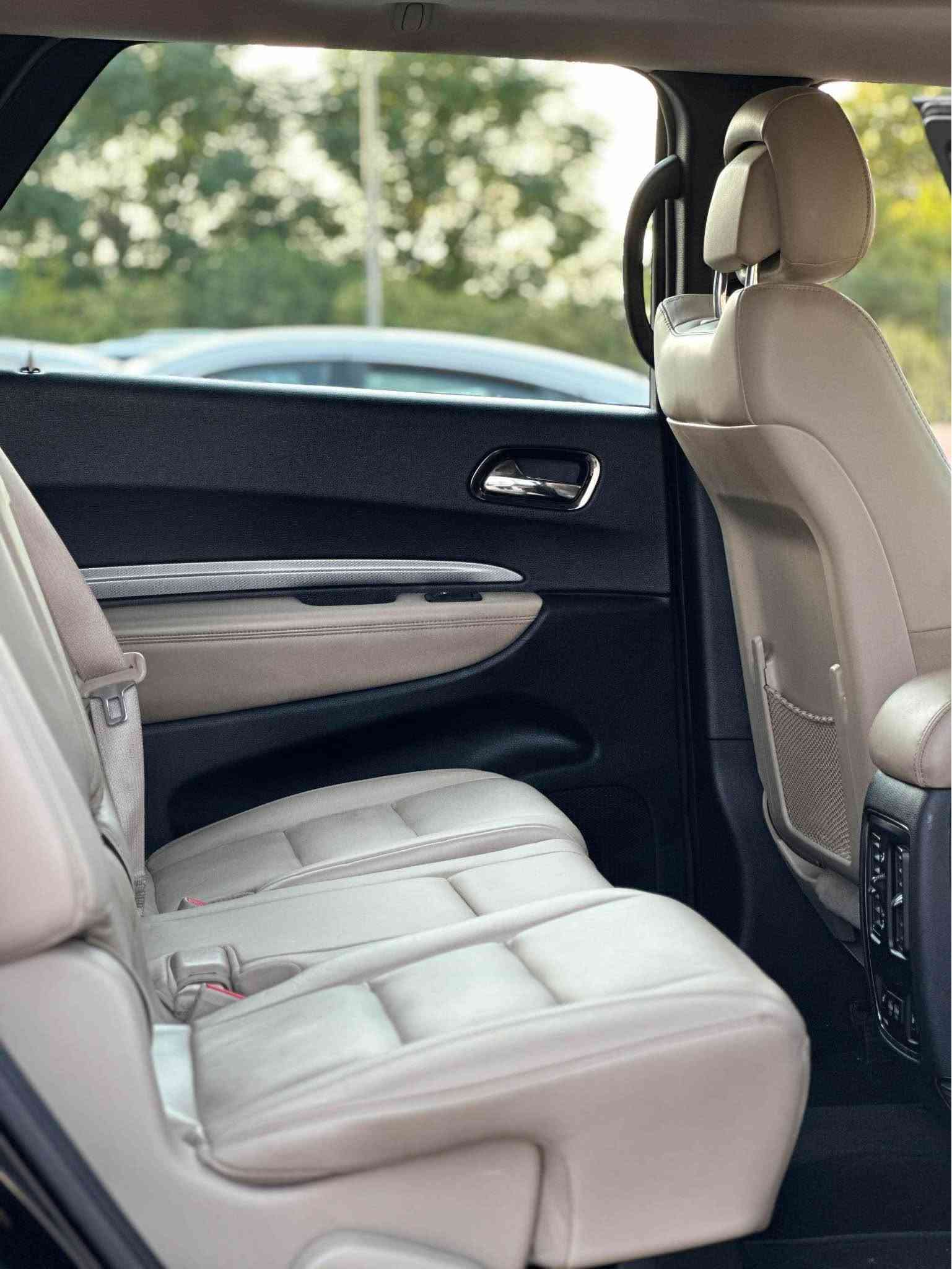 Dodge Durango GT Plus 2020  AWD  ... 3.6liter
سيارة عائلية راقية ٧ راكب

 ملاحضة ⚠️ : سيارة يد واحد من شريكة انطيك بكل ضمانات و بشرط اي فحص يعجبك كفالة عامة 

محرك  : ٦ سلندر تنفس طبيعي ....3.6 liter
قوة حصانية محرك  : 295 حصاتن
تصنيع السيارة  :   وكالة خليجي طلعنا من شركة لحد لان اليد واحد
 ماشي  : ١١٧ الف كيلو متر  
وضع السيارة :  مكفولة كفالة العامة  ...بدون صبغ...بدون رصعة ..بدون تعديل دعامي الي دعامي كفالة علي وضع البيلادي بشرط

مواصفات السيارة  : 
شكل SRT بلادي ....سلايد ....بصمة شغال....داخل بيجي كشنات امامي و خلفي جلد و تدفئة و خزن و كهرباء ... ستنيرن تحكم و تدفئة...شاشة كبيرة تحكم ديجيتال car play و android.... لايت led ... نبريد مركزي ٣ قطع ... نطام قيادة eco + sport .... حساس امامي و خلفي ... كاميرا ..... بصمة ابوب ..... Auto start....گیر اوتوماتيك و عادي ..... padel sheft ....مثبت سرعة .... هوك خلفي 
راديتر كبير مال V8 بلادي وبعد هوايا مواصفات معروفة 

الرقم السيارة : سلیمانیة بأسمي تحويل مباشر 

مكان السيارة : مركز محافظة  السليمانية

سعر مطلوب : ٢٩٣ ورقة مجال السليمانية, العراق
