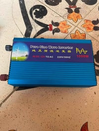 إنفيرتر) موجة جيبية نقية بقدرة 1000 واط (Pure Sine Wave Inverter)، يقو...