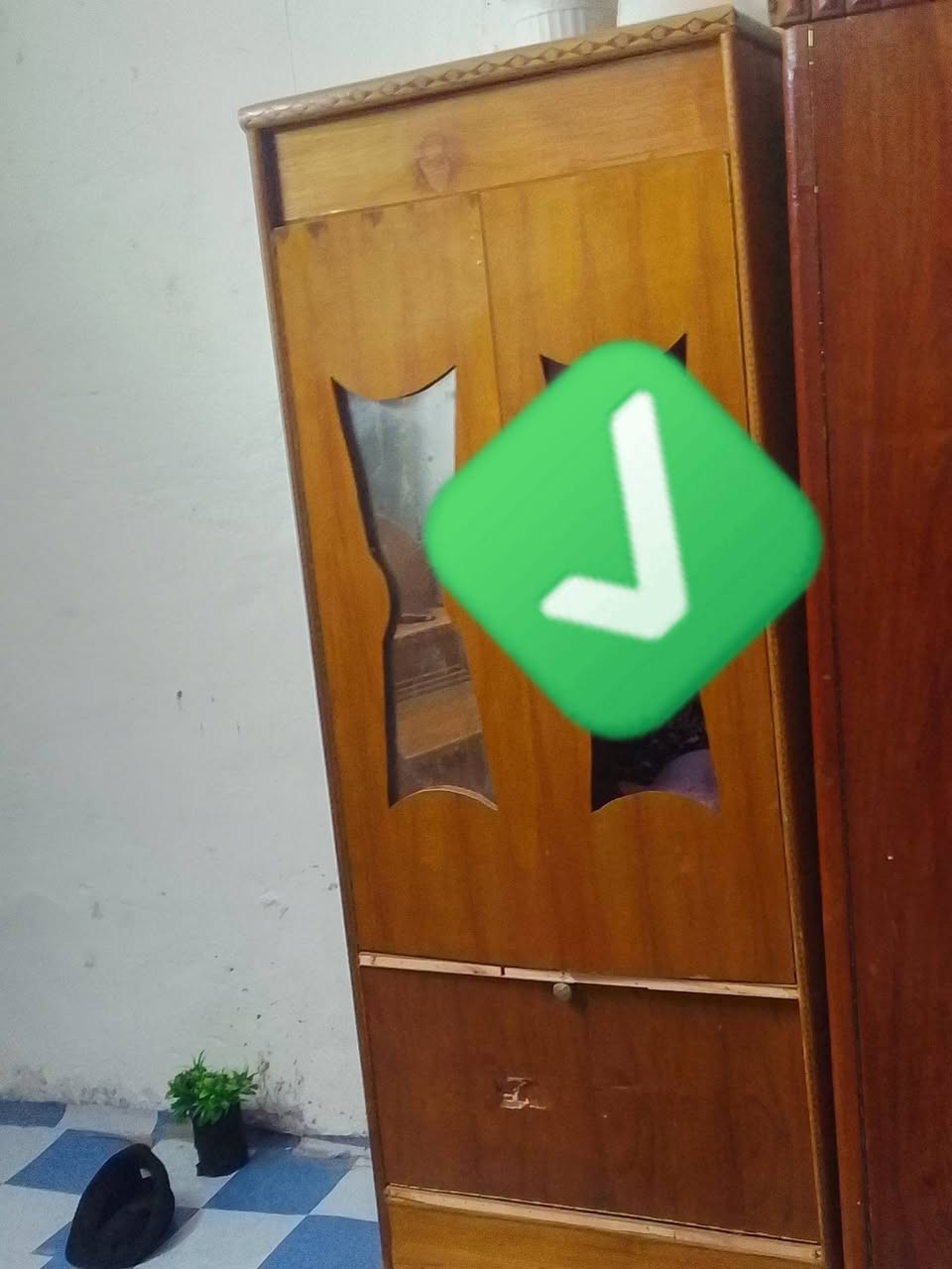 السلام عليكم غرفه للبيع بيه ضربات الكنتور ست بيبان سعرها ٣٥٠وبيها مجال ان شاءلله *********** وهاذه رقمي
