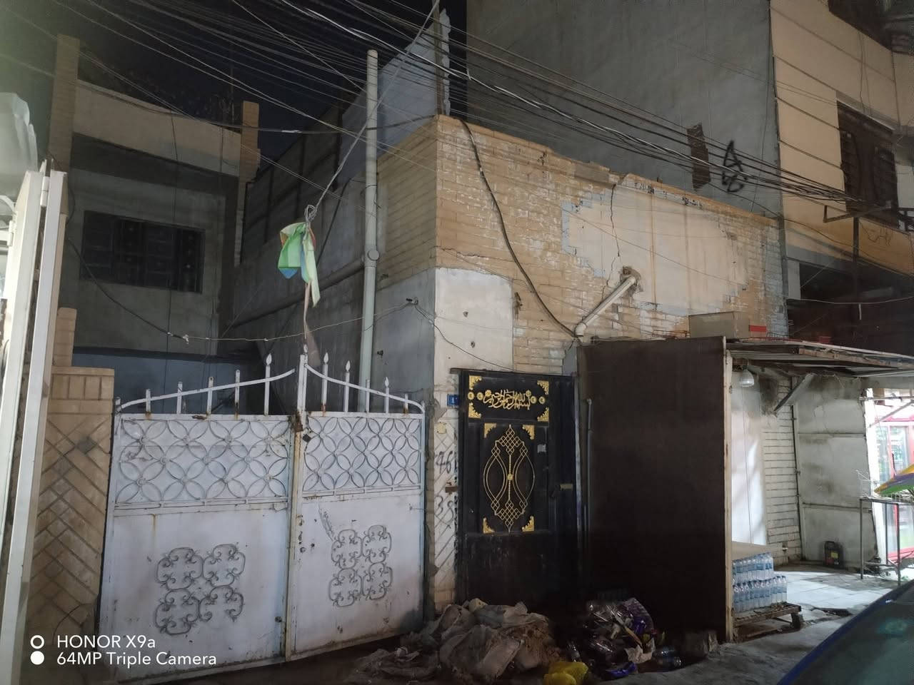 فرصة استثمارية مميزة 

🏠 بيت قديم بموقع تجاري مميز للبيع
📍 محلة 706، قرب جامع خديجة الغدير، على شارع تجاري حيوي.

📐 المساحة: 121.8 م²
📏 الواجهة: 8 أمتار
🔨 العقار بحاجة إلى ترميم بسيط، مع إمكانية استثماره بعدة طرق:

🔹 إمكانية تأجيره الى وحدتين سكنيتين مستقلتين مع محل .
🔹  يصل وارد شهري الى 1.5 مليون دينار شهرياً حسب طبيعة الاستخدام والإيجار الفعلي.
🔹 إمكانية هدم العقار وبناء عمارة سكنية تتكون من محلين تجاريين و7 شقق، وفقاً للتصميم والإجازات الإنشائية المسموح بها.

⭐ موقع تجاري حيوي وحركة جيدة، مناسب للسكن والاستثمار وتحقيق عائد إيجاري.

📞 للاستفسار: ***********
