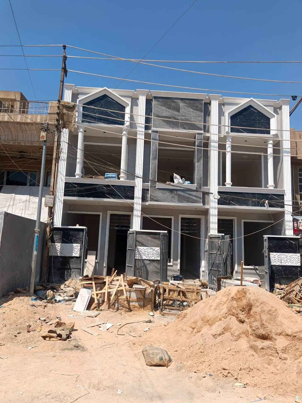 بيت للبيع مساحه٦٠متر الشعب قرب مروى الخضراء شارع ٢٠متر ورصيف ٥متر يحتوي على ٣نوم وصاله ومطبخ وخدمات لاتصال مكتب كليم الله للعقار مقابل مدرسة بلقيس تابعني على الصفحه ***********
