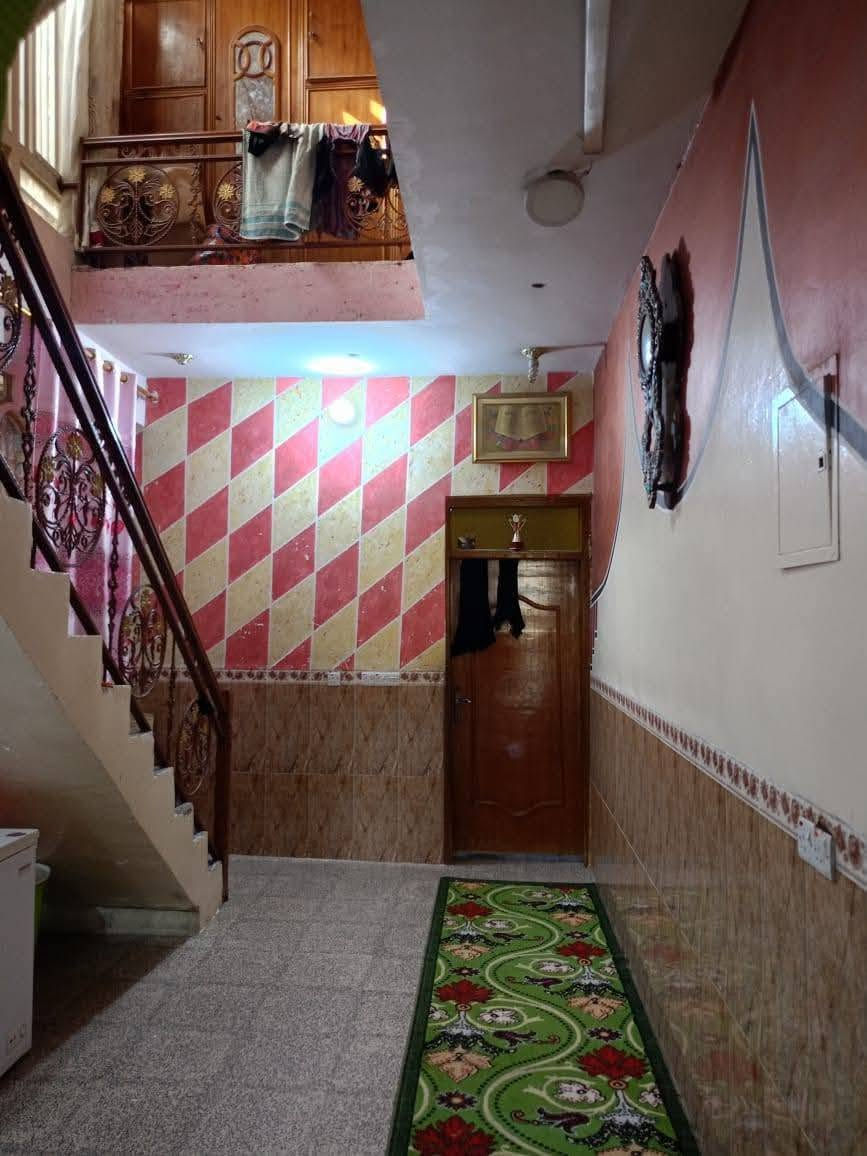 مشتمل البيع زين القوس شارع المنتزه طابقين كامل يتكون ستقبال مطبخ صاله غرفه نوم  صحيات  طابق ثاني غرفه نوم وصاله غرفه نوم صحيات وستاره بيتونه  كامل بناه جديد هاذا راقم بي واتساب سعره 85 بيه مجال شي قليل ***********

