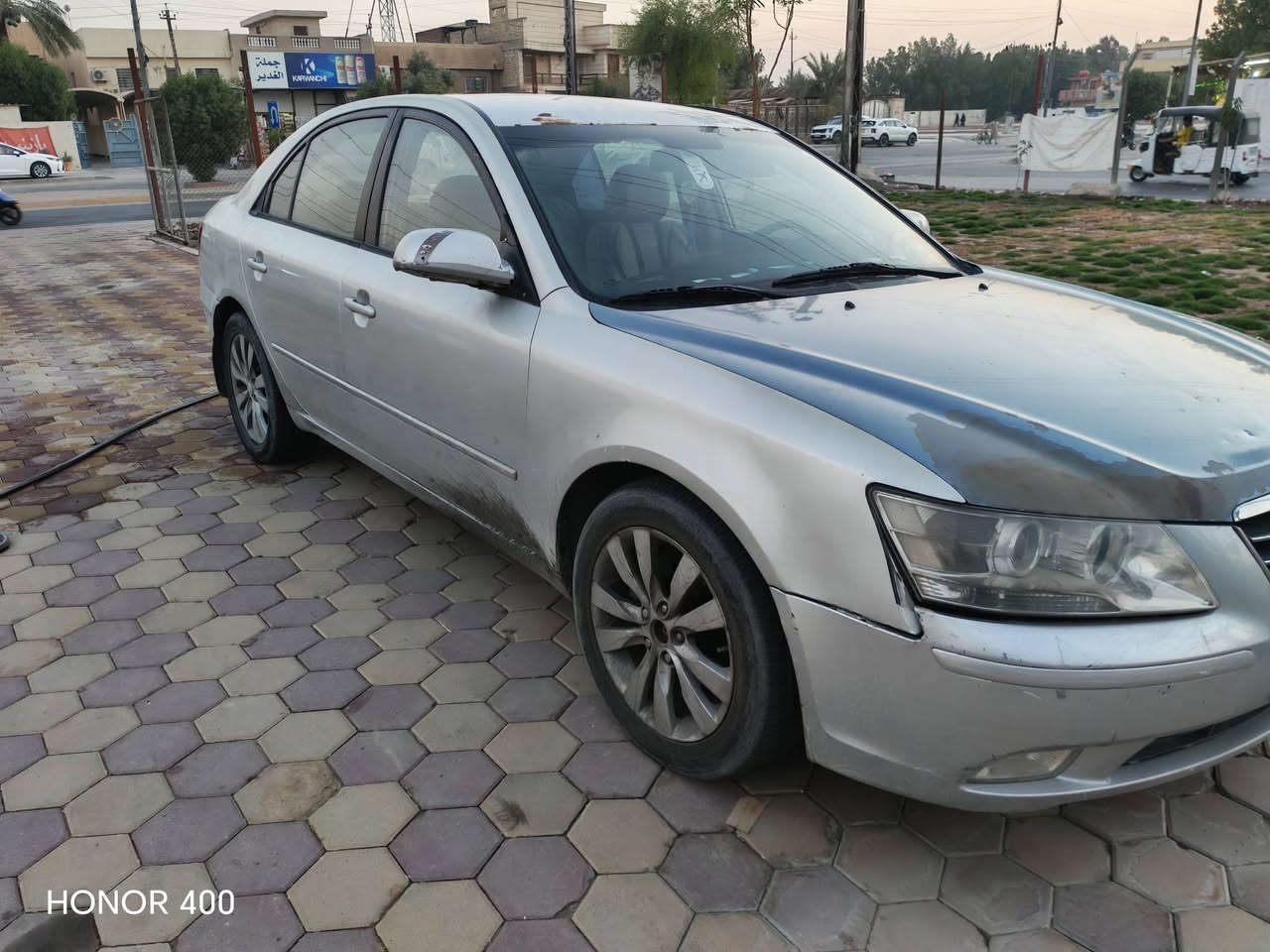 سوناتا موديل 2007
مصبوغة عام 
بيها بنيد مبدل وبعده ممصبوغ أثر، حادث 
تبريد شغال كير مكفول مكينه جديده مبدله
قبل خمسة أشهر تقريبا
مكينتها ٢٠٠٠ 
غرفتها حلوه ونضيفه
سياره باسمي للاتصال ***********

نص مكتوب في الصور:
- HONOR 400