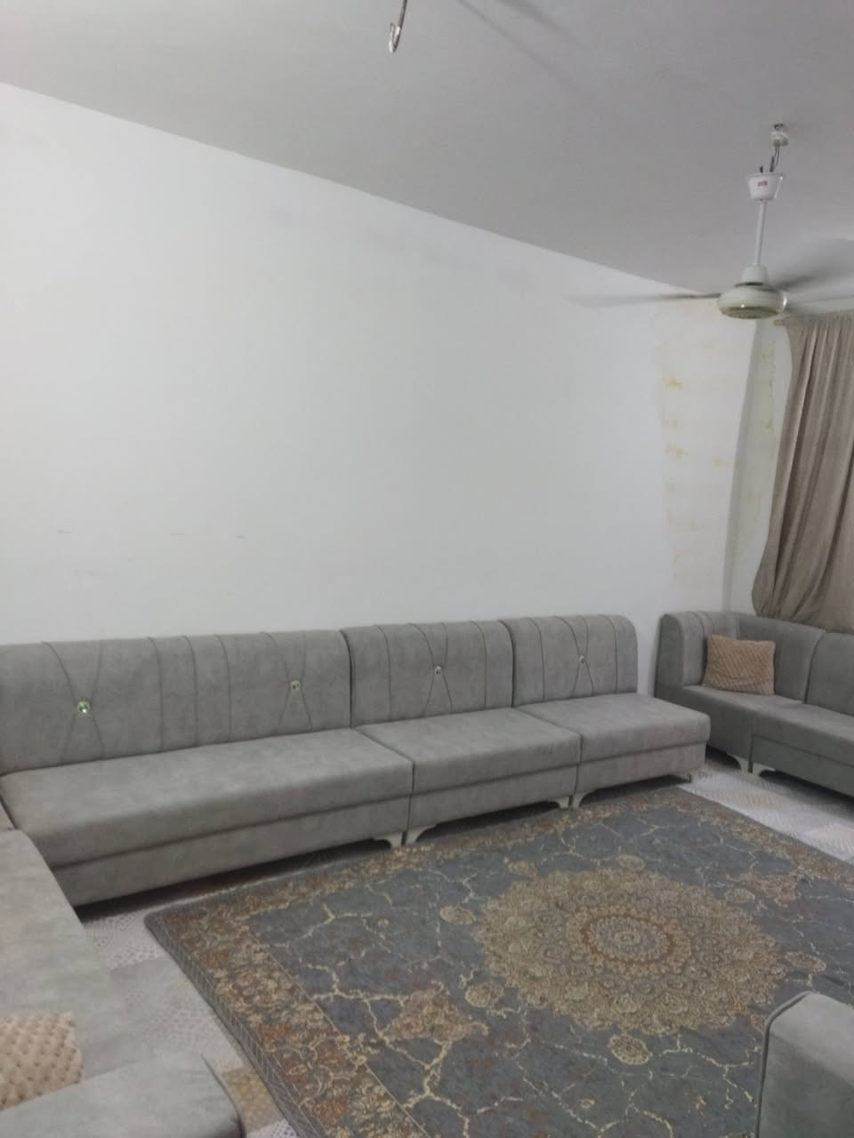 سلام عليكم بيت البيع مساحه 120متر يحتوي لبيت عله ستقبل ومطبخ وصاله وغرفتين حمامات ثنين مكشوفات ثنين بناه بلوك سكف صب كنكريت مسلح رضيت البيت بورسلين مكان لبيت مقابيل قريت الغدير بشارع المسسه وهذا رقم ابو لبيت ***********السعر 33مليون معه المجال
