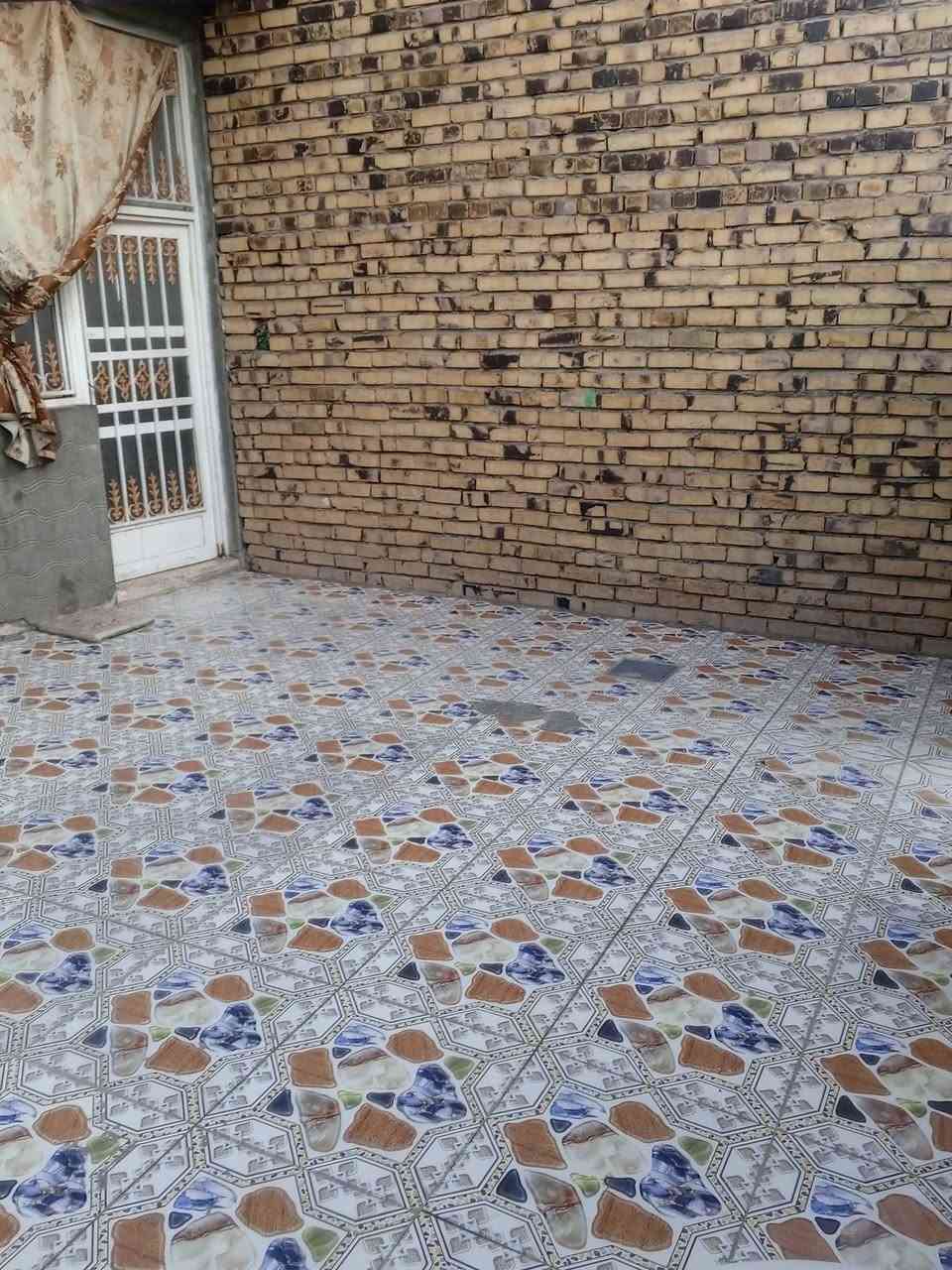 سلام عليكم دار للبيع المساحه 150متر طابو صرف الموقع حله بكرلي قريب على موقف دانه البيت طابقين بناء حديث يحتوي الدار على 3غرف نوم وصاله كلدور ومطبخ وكلدور حمام داخلي صحيات خارجيه عرض الشارع 10متر تبيلط مجاري وكهرباء ومي كامل خدمات علمن سعر المتر 800الف 
السعر 175قفل
