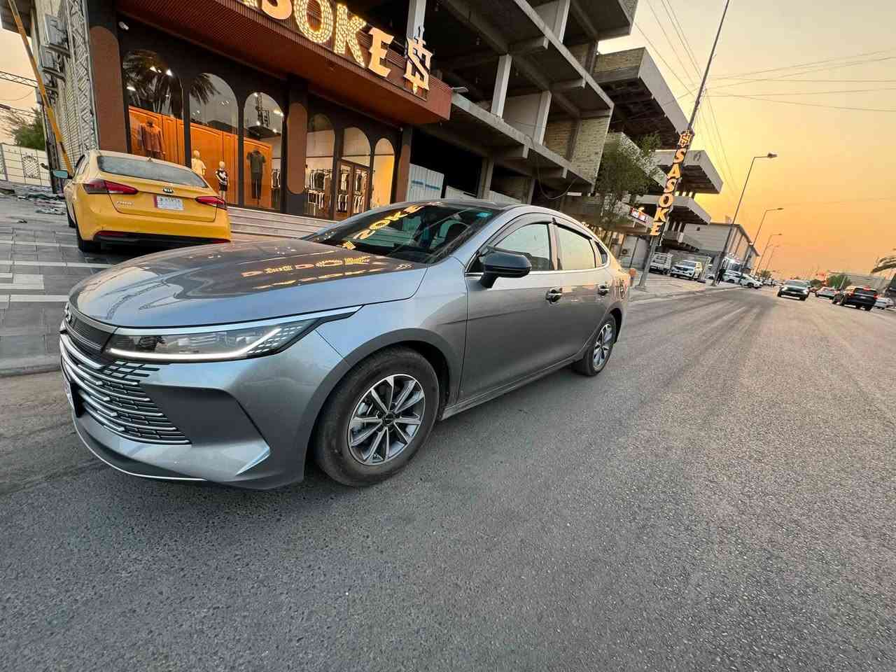 السلام عليكم
BYD DESTROYER 05 
للبيع 
ماشية 10 الف كم 
المواصفات : 
بصمة تشغيل 
تشغيل عن بعد 
شاشة كبيرة قلاب 
تحكم ستيرن 
قطعتين تبريد مناخ منفصل
هيترات بالمري الجانبية 
اوتو هولد 
هاند بريك بصمة 
٣ وضعيات قيادة (eco , sport, normal)
 
الملاحظات : بيهة رصعة بالجاملغ الامامي جهة السائق موضح بالصور 

الاضافات : 
عليها كت كامل اسود 
السيارة بيهة عازل حراري ٦ جامات ضمان ٧ سنوات سعره ١٥٠$ 
حوضيات ارضية اصلية مختمة BYD 
دوشمة كشنات جلد ماروني موضح بالصور 
السيارة بأسمي تحويل مباشر 
مكانها بغداد - الامين - رئاسة المعلمين 
للاستفسار : 
‎*********** مهندس مصطفى 
***********
السعر : 19,250,000 دينار عراقي
