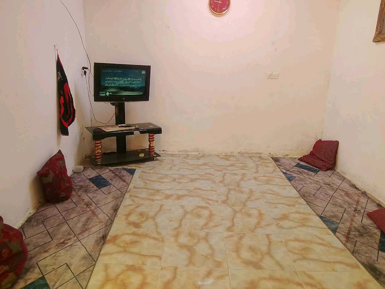 السلام عليكم بيت للبيع المساحة 100 مربع هول وستقبال وغرف نوم 3 وحده جوه كامله وثنين فوك مكاملات عنص تواليت خارجي المكان كوت حي الحكيم الدبيه الزراعيه نزلت عميد جادر مقابيل افران العلم السعر25وبي مجال للاستفسار اكثر رقمي ***********