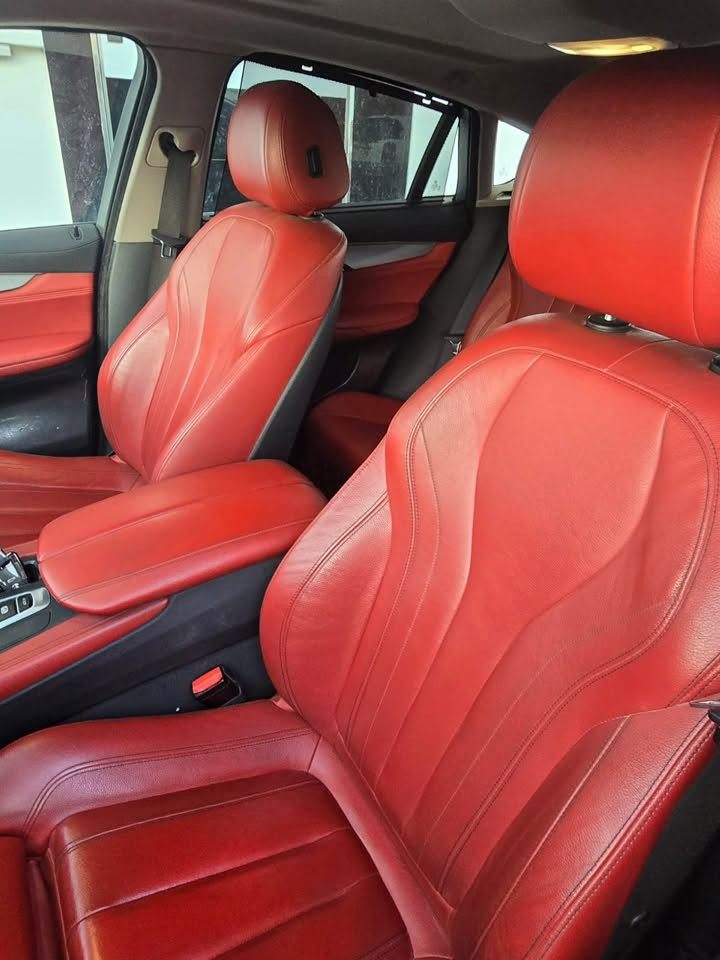 إعلان بيع BMW X6 2018 – خليجي وكالة العروش
للبيع BMW X6 موديل 2018 – خليجي، وكالة العروش

المواصفات والحالة:

* محرك 3500 Twin Turbo

* نظام دفع XDrive

* ماشية فقط 76,980 كم

* السيارة بحالة ممتازة جدًا، نظافة وكالة بمعنى الكلمة

* جميع السيرفسات والصيانة الدورية لدى وكالة العروش

* مكفولة من الوكالة من ناحية الصبغ،الكير والمكينة

* السيارة مغلفة PPF Matte من شركة Nano Shield

* داخلية نظيفة جدًا وبحالة تقارب حالة الوكالة

* تايرات Dunlop أصلية جديدة

* سبير أصلي، لم يُستخدم وما زال بحالته الأصلية

* السيارة باسمي، تحويل ثاني

* رقم أربيل جديد

✨ أبرز المواصفات:

* أنظمة قيادة: Eco / Comfort / Sport / Sport Plus

* إضاءة داخلية كاملة مع 7 ألوان قابلة للتغيير

* أبواب شفط

* كشنات جلد أحمر

* مرايا كهربائية مع شفط

* شاحن هاتف

* شفتات سرعة خلف المقود

* داخلية حمراء مميزة

* 4 كاميرات

* بصمة وتشغيل ذكي

* رادارات

* فتحة سقف

* لايتات زينون متحركة مع الستيرن

* إضاءة أوتوماتيكية تخفّف شدتها عند وجود سيارة أمامك

* كشنات كهربائية متعددة الحركات والوضعيات

* هندبريك إلكتروني

* Auto Brake

* بردات أبواب

* بالإضافة إلى مواصفات أخرى كثيرة 
مكان السيارة: بغداد – شارع فلسطين

: للاستفسار عن السعر والتفاصيل
للاتصال:
 ***********
واتساب متوفر
