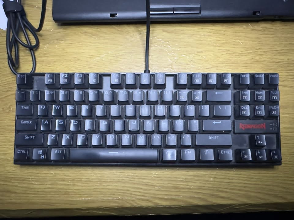 السلام عليكم🤍
Redragon K552 Kumar كيبورد

Redragon Cerberus M70 ماوس

كيبورد ميكانيكي جديد مستخدم جدا قليل سوجات لون ازرق حجمه 80‎%‎ بيه RGB تتحكم بيه من خلال الكيبورد نفسه او من خلال التطبيق وكذلك الماوس تكدر تتحكم من التطبيق وماوس ريدراكون يأتي بلون أسود مع إطار أحمر حول عجلة التمرير 

ويحتوي على 6 أزرار قابلة للبرمجة.

يدعم حساسية بصرية قابلة للتعديل تصل حتى 7200 نقطة في البوصة عبر مستويات مختلفة (DPI)

مصمم خصيصاً لألعاب الحاسوب مع كابل سلكي متين ومقاوم للتشابك.

جداً نظيفات وما مستعملات

ثنينهم ب50 الف

رقم الهاتف ***********
