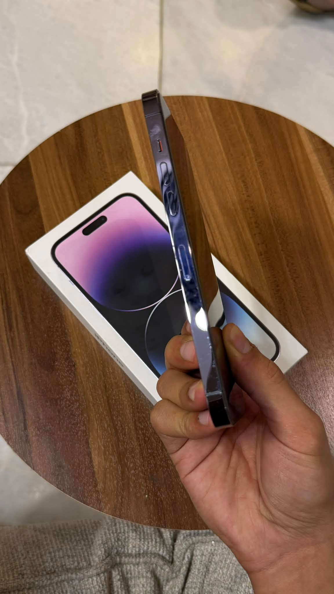 السلام عليكم 
iPhone 14 Pro max للبيع 
التلفون شرق اوسط ماخذه من عالم القلعه ضمان ماستر 
الجهاز نظيف مثل ما موضح بالصور 
غراضه والكارتونة موجودات كاملات
ذاكره 256 
نسبة البطاريه 83% 🔋 
لون التلفون بنفسجي 
سعر التلفون 900 ألف  
مكاني بغداد السيدية ما متواجد على الفيس 
للتواصل *********** واتساب او رصيد

نص مكتوب في الصور:
- ١:٤٩ البطارية حالة البطارية والشحن كما هو الحال مع البطاريات القابلة لإعادة الشحن، بطارية الهاتف قابلة للاستهلاك وتصبح أقل فاعلية مع الوقت. معرفة المزيد... الحد الأقصى للقدرة ٨٣٪ هذا قياس لقدرة البطارية مقارنة بقدرتها عندما كانت جديدة. قد تتسبب القدرة المنخفضة بتقليل ساعات الاستخدام بين عملية الشحن والأخرى. أقصى قدرة للأداء ستساعد الأنظمة المضمنة في النظام والمكونات في تخفيف آثار الأداء التي قد تلاحظها أثناء التقدم الكيميائي في عمر بطارية iPhone. شحن البطارية المحسن للحد من استنزاف عمر البطارية، يتعلم الـ iPhone من عادات الشحن اليومية، بحيث ينتظر ولا يتجاوز ٨٠٪ حتى يحين موعد حاجتك إلى استخدامه.
- ١:٤٩
- رجوع
- حول
- الاسم
- < iPhone
- إصدار iOS
- < 18.5
- اسم الطراز
- iPhone 14 Pro Max
- رقم الطراز
- M...
- 'A
- الرقم التسلسلي
- N...
- الأغاني
- .
- الفيديوهات
- الصور
- السعة
- ٢٥٦ غ.ب.
- متوفرة
- ٢٤٠,٧٥ غ.ب.
- عنوان Wi-Fi
- E0:BD:A0:03:03:40
- Bluetooth
- E0:BD:A0:03:F4:07
- البرنامج الثابت للمودم
- 3.60.02
- SEID
- <
- EID
- 890490320***********143693626662