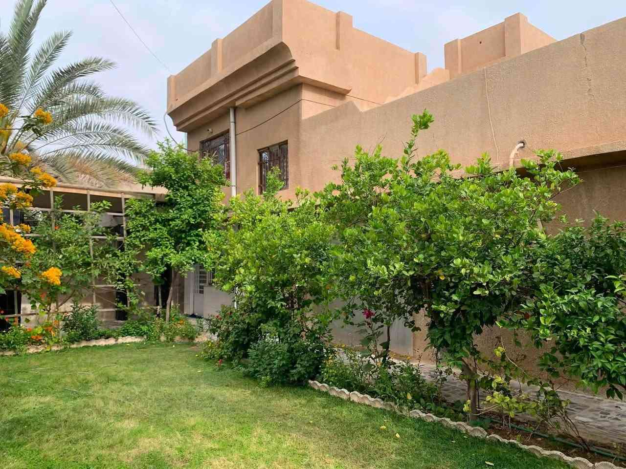 فر‎صة مميزة للبيع – دار ركن في أرقى مناطق الصويرة (حي دجلة)
‎📍 الموقع: واسط / قضاء الصويرة / حي دجلة�منطقة هادئة جداً وقريبة من المدارس والسوق الكبير و ايضاً بالقرب من نهر دجلة، موقع مثالي للسكن العائلي الراقي وامامهُ مساحة خضراء خاصة بمكتبة الصويرة العامة

‎( المساحة 352 م² (حسب السند

‎على ارض الواقع 382�نوع العقار: طابو صرف 

‎ركن (زاوية بواجهتين ١٥م والاخرى ٢٢ م)� عدد الطوابق: طابقين + غرفة نوم بالطابق الارضي 

+٣ غرف نوم بالطابق الاول بمساحات كبيرة

 ومطبخ وهول واستقبال  ومجموعتين للصحيات داخلية 

‎و واحدة خارجية

‎

حديقة كبيرة �عرض الشارع:15  متر (شارع نظيف وهادئ)

‎بناء متين وأساس قوي�محدث داخلياً وقابل للسكن مباشرة�تصميم مريح وعملي للعائلة�موقع مميز بجانب مساحة خضراء وقريب من الخدمات�هدوء وخصوصية عالية بعيد عن الزحام

‎ الدار تعتبر خيار ممتاز للسكن أو الاستثمار بسبب موقعها وقيمتها المستقبلي

‎ السعر: عند الاتصال� 

‎للتواصل: خاص أو اتصال

***********
