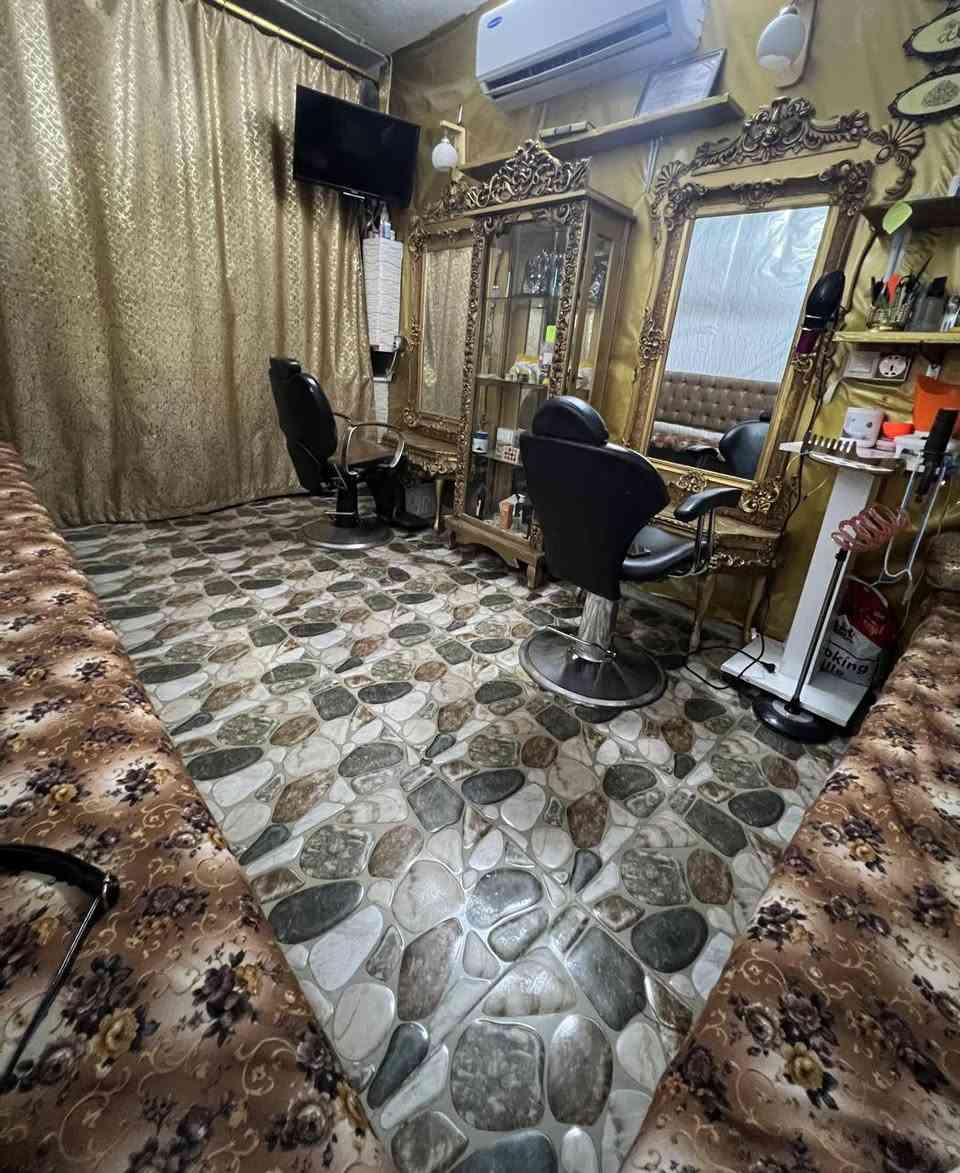 بموسم العيد تطلع سعرره وزياده 🔥🔥
صالون للبيع الموقع ممتاز حي عدن شارع التنانير وايجار المحل مع المولده فقط. 85.  الف . سعره فقط 3 مليون مع سبلت واغراض كامله وديكور واجهزه كهربائيه وكراسي عدد 2 وايضا سرقفيله المحل 
للاستفسار المراسله خاص او اتصال عل الرقم ***********
***********
