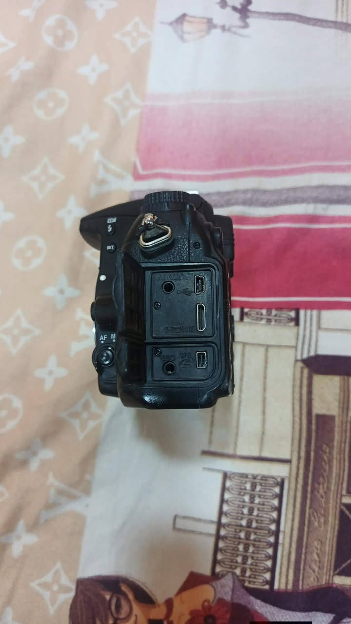 نيكون 7000D كامره نظيفه ويها عدسه 70-300 عدسه رياضيه صور كلش حلوه والسعر هاذ رقم ***********
