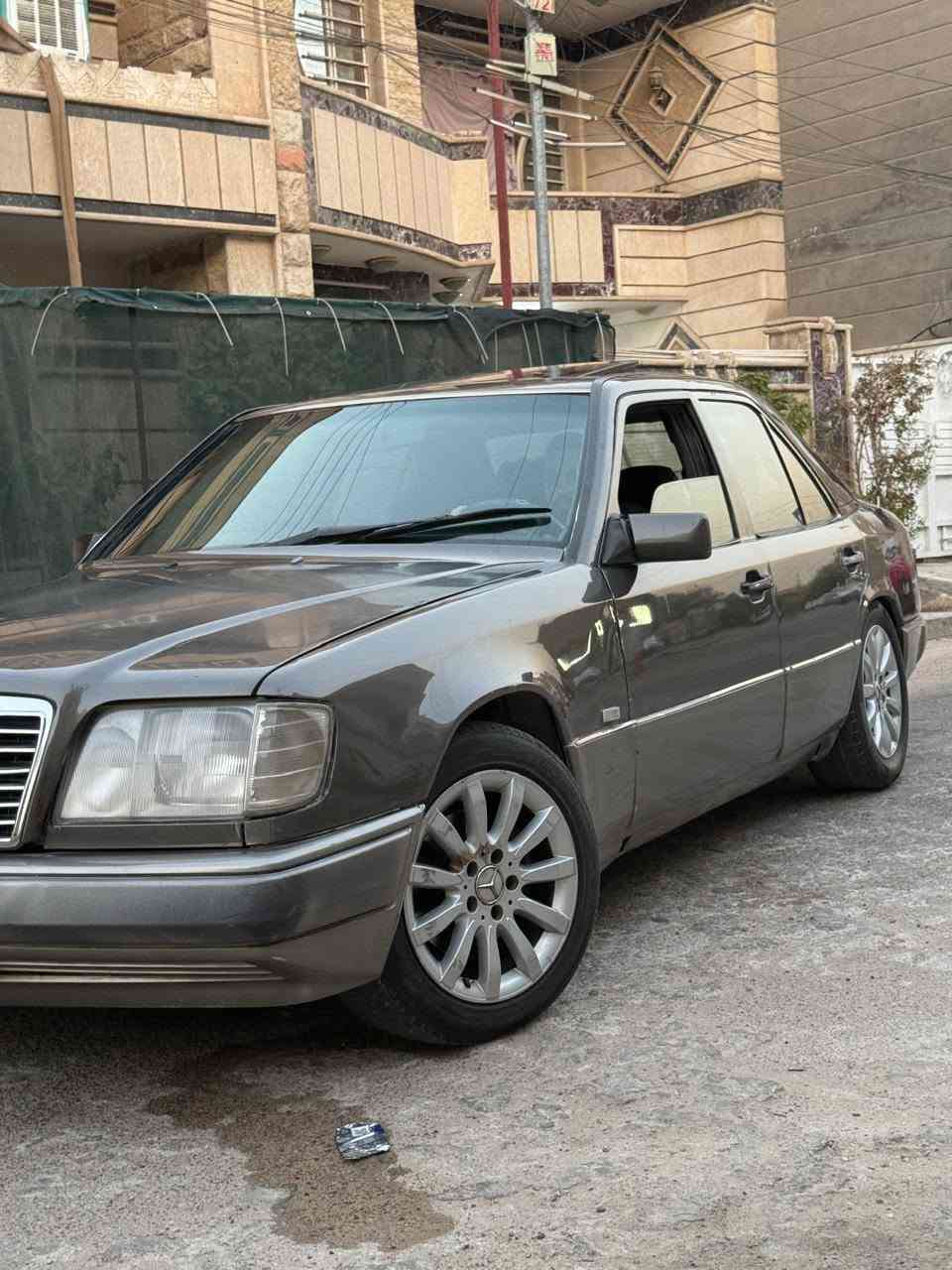 السلام عليكم
مرسيدس موديل ١٩٩١ للبيع
 المحرك: 3000 بطه
المواصفات:
✅ موديل ٩١– فئة الـ 300
✅ كير محرك جديد خير من الله 
✅ تبريد ثلج 
✅ صدر جديد حداديه كامله 
✅ تايرات جديده ويلات حديثه
✅سلايد شغال
سنويه بسمي تحويل ثاني يوم 
السعر ٥٨ وبيها مجال 
المكان السيديه الشارع التجاري 
*********** كروب مرسيدس دب الرسمي في العراق�
