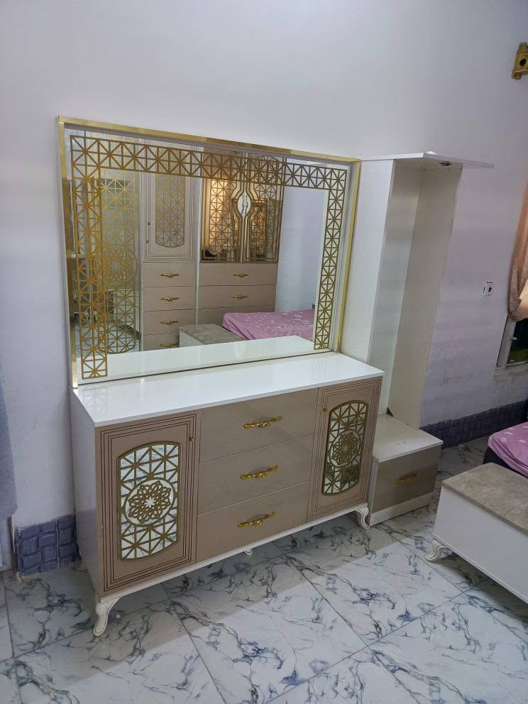 غرفه نوم تركي  ملكي كنتور 6 بوب مع ملحق 10 قطع كل عيب مابيها كلش نضيفه السعر 650 شراي خابر *********** كركوك, العراق
