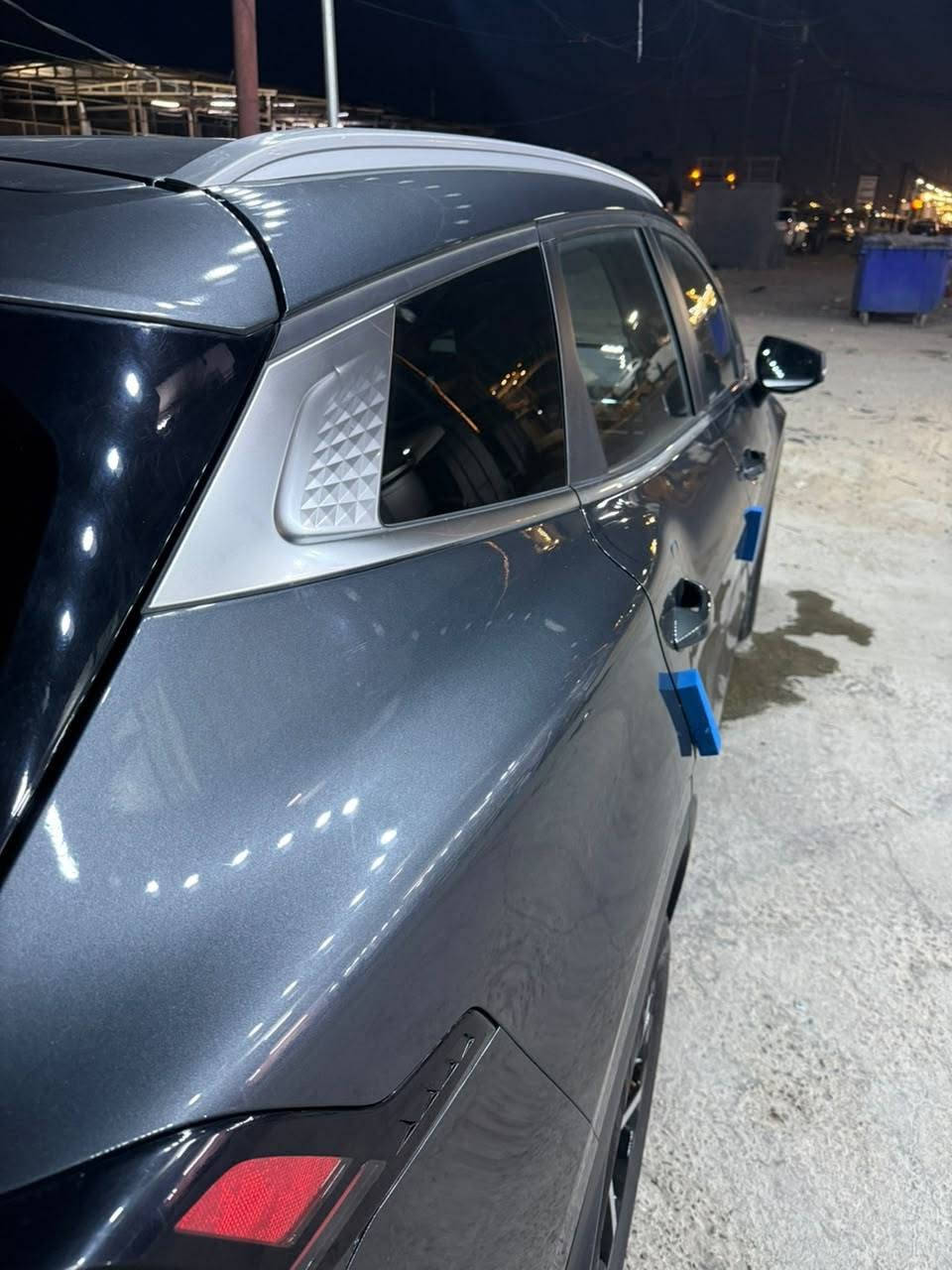 🚘 للبيع | كيا سبورتاج هايبرد EX موديل 2024 🚘
✨ ممشى: 20 ألف كم فقط.

سيارة استخدام شخصي، باسمي، بحالة الوكالة وجاهزة لنقل الملكية مباشرة، ولا تحتاج أي مصروف.

🔹 المواصفات: ✅ محرك 1.6 تيربو هايبرد (Hybrid). ✅ ناقل حركة أوتوماتيك. ✅ تشغيل بصمة (Push Start). ✅ دخول ذكي (Smart Key). ✅ شاشة لمس كبيرة تدعم Apple CarPlay وAndroid Auto. ✅ كاميرا خلفية. ✅ رادار أمامي وخلفي. ✅ حساسات توقف أمامية وخلفية. ✅ نظام الكبح التلقائي في حالات الطوارئ. ✅ نظام المحافظة على المسار (Lane Keep Assist). ✅ نظام التحذير من الخروج عن المسار. ✅ مثبت سرعة. ✅ مقاعد جلد أصلية مع تدفئة للمقاعد الأمامية. ✅ تكييف أوتوماتيك مزدوج. ✅ شاحن لاسلكي للهاتف. ✅ مرايا كهربائية مع طي كهربائي. ✅ إنارة LED أمامية وخلفية. ✅ جنوط ألمنيوم أصلية. ✅ نظام الثبات الإلكتروني (ESP). ✅ نظام مانع الانزلاق (TCS). ✅ نظام ABS مع EBD. ✅ مساعد صعود المرتفعات (Hill Assist). ✅ وسائد هوائية متعددة. ✅ حساس ضغط الإطارات (TPMS).

🎁 كتلوكات الوكالة موجودة. 🎁 أرضيات الوكالة الأصلية غير مستخدمة.

❌ بدون فتحة سقف.

💰 السعر المطلوب: 20,500 دولار، وبيه مجال للجاد فقط.

📞 للاستفسار: ***********

السيارة نظيفة جدًا، ممشاها 20 ألف كم فقط، وبحالة الوكالة من الداخل والخارج، وتستحق المشاهدة.
