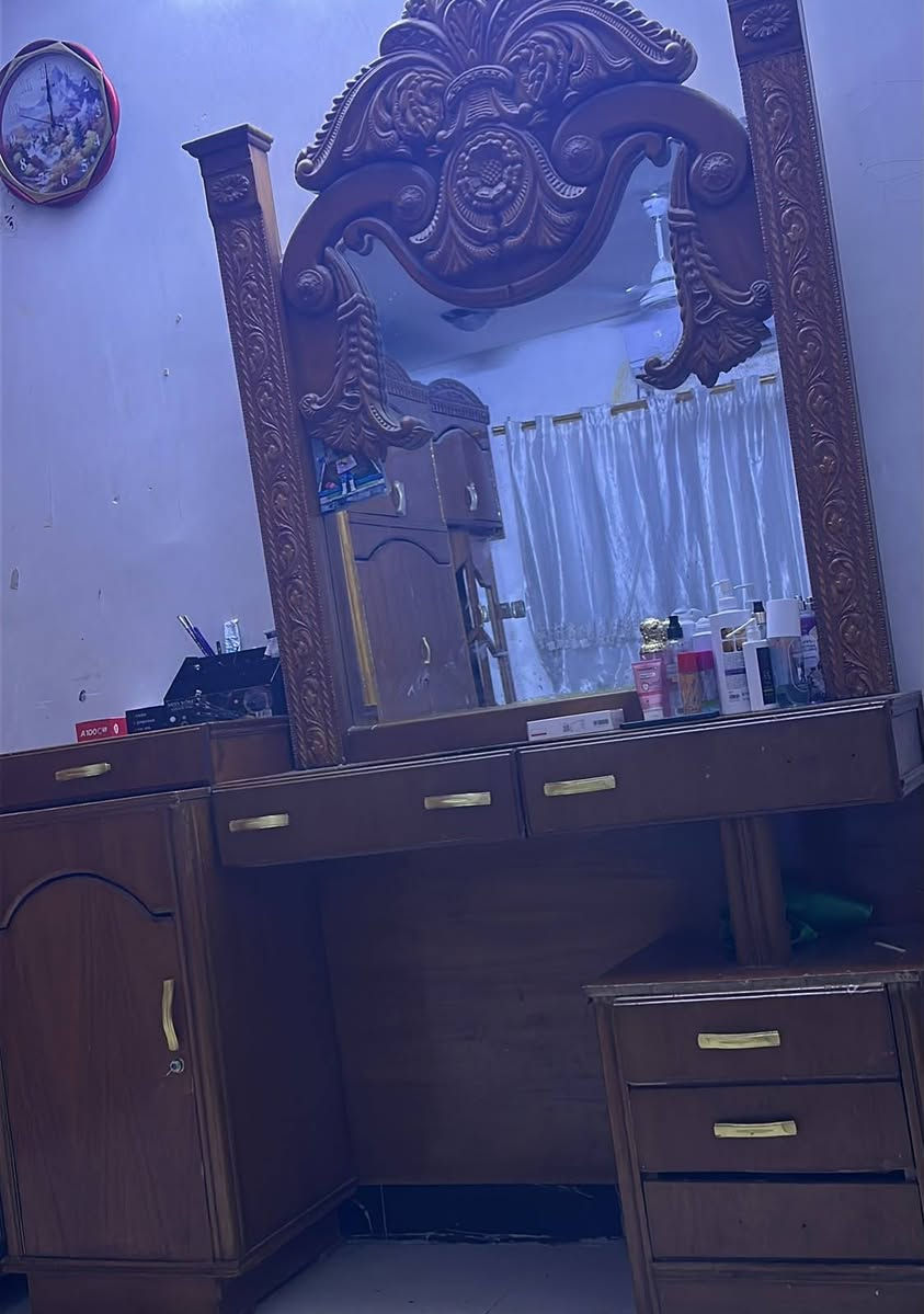 غرفه اخشاب • نظيفه • للبيع