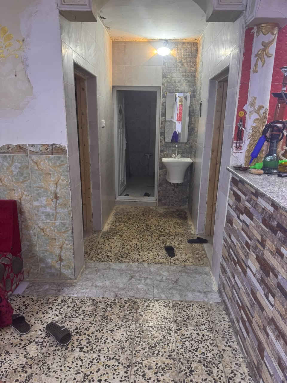 للبيع بيت ارخص من سعر الگاع العنوان سبع قصور شارع ابو علي رابع باب عن الشارع قرب جامع الحمزه مساحة 200  واجهه 10 نزال 20طابقين 4 غرف نوم+استقبال+3 حمامات + صاله كبيره+ كراج للاستفسار اتصال *********** غير متواجد على الفيس بوك اتصال فقط
