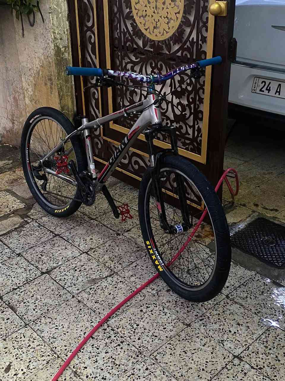 بايك من شركت جينت روك 
البايك مزود فول تزويد 
ستيرن حجم 120سبع الوان 
ركبه سبع الوان 
بطيخه طرب عالي سبع الوان 
بريك دهن شيمانو MT200 باله 
تواير ماكسزز 
 البايك ما يعوزلو بس مقعد
 التواصل خاص فقط رسايل لا دكون عليه 
الرقم:***********
