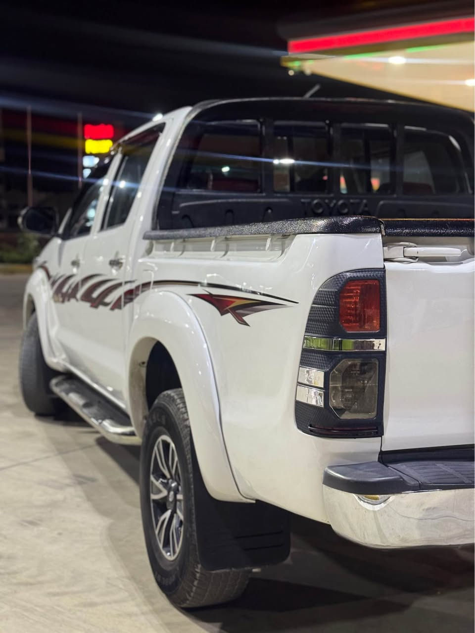 مـــەرزیــــە ٢٠١٢ toyota hilux 4X4
سەرەتا بە ناوی خوای گەورە 
مەرزیە ٢٠١٢ بــــتـــڵ
ناو سور 
سەیارەکە بێ بۆیاخە پارچە رەشە لەسر ساغ بە شەرت بێ بۆیاخ 
تەنها تۆزێکی حارەبانەکەی لای سایەق ساردە ئەویش لە وێنەلان دا دیارا 
٤ تایەی لۆکە ٢ مانگە بەستراوە 
تەبرید لەسەر سویچ 
گێر و مەکینەی بە شەرتی ١٠ فیتەر تەنها قەپاغی سەر مەکینەی کراوەتەوە 
سەیارەکە تەنها ١٧٧ هەزار رۆشتوە حەقیقی 
سەیارەکا هی مالی خۆمە و مەعرەز نیە.و عەزێت نە دراوە 
نمونەیە لە جوانی مالی دۆستە 
رەقەم و سەنەویشی نوێیە 
سعرەکەشی ١٧٥ وەرەقە و مەجالێلی زۆر زۆر کەم 
چونکە سەیارەکە نمونەی جوانیە 
ژم***********
*********** رانية, السليمانية
