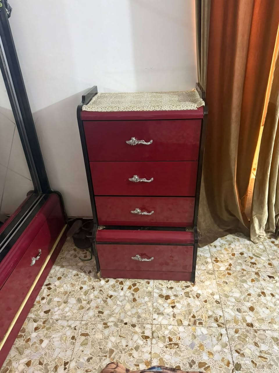 السلام عليكم غرفت للبيع نوم تتكون من 6 قطع جاهزه ونضيفه + جربايه معه دوشك نضيف 
***********
