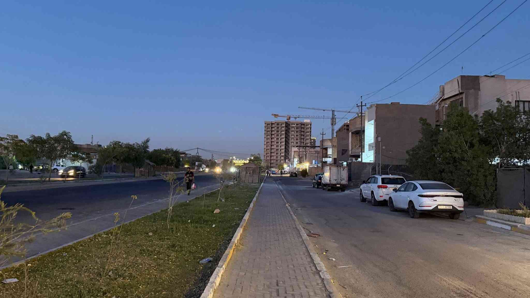 ‏السلام عليكم 🙋‍♂️بهذا العقار بعد ما تحتار وين تخلي السيارة او حتى
موقع العقار بغداد حي الجهاد 

من يجيك الخطار بعد ما تحتار موقع مميز على ٤ شوارع يعني الهدوء

والراحه من دوخت السيارات بعد ما تسمعه ابد 

 مشتملات ‏عدد اثنين للبيع 🏢 أجمل موقع وهادئ
‏
حي الجهاد الأساتذة على أربع شوارع 🚦 مباشر كل مشتمل مساحتها

100 متر 📐 الواجهة خمسة نزال 20 📏 محتويات كل مشتمل 5 نوم صحيات عدد 2 🛏️

موقع مميز جدا 🌟 بناء حديث 🏗️ بعدة على قيد الإنشاء 🏗️

الاستفسار 📞 *********** واتس
