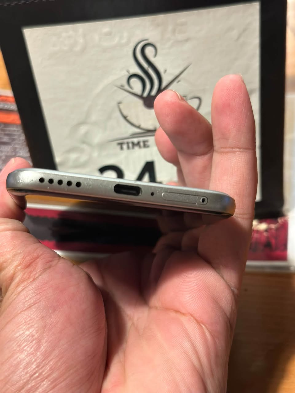 هونر400 برو  المعالج: ثماني النواة Snapdragon 8 Gen 3 تكنولوجيا 4 نانو
التخزين / الرام: 512 جيجا مع 12 جيجا رام

الكاميرا: خلفية ثلاثية 200+50+12 م.ب. / امامية 50 م.ب.

الشاشة: 6.7 بوصة بدقة 1224x2700 بها ثقب مزدوج

نظام التشغيل: اندرويد 15

البطارية: 6000 مللي أمبير. الجهاز بس فطر بدون  ملحقات بلضهر الباقي مكفول للبيع مكاني الديوانيه اتصال ***********

نص مكتوب في الصور:
- ٩:١٤ ٤٣ 𝕩 𝕩 حول الهاتف 10 MagicOS المعالج المركزي Qualcomm Snapdragon 8 Gen 3 اسم الجهاز HONOR 400 Pro ذاكرة الوصول العشوائي ١٢ غيغابايت Honor RAM +١٢ غيغابايت Turbo بطارية السيليكون والكربون mAh 6000 شاشة بتقنية حماية البصر من Honor ۱۲۸٠ X ٢٨٠٠ وحدة التخزين الداخلية المساحة الفارغة ٤٧٤,٦٨ غيغابايت الإجمالي ٥١٢ غيغابايت الموديل DNP-NX9