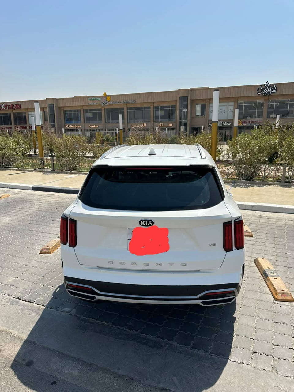 السلام عليكم سياره للبيع في البصره سورنتو السياره كفاله عامه موديل 2021 
موصفات
 جنطه كهربائية
 گير موس
كشنات كهربائية 
السعر 240 ورقه وبيه مجال 
رقم الهاتف***********
