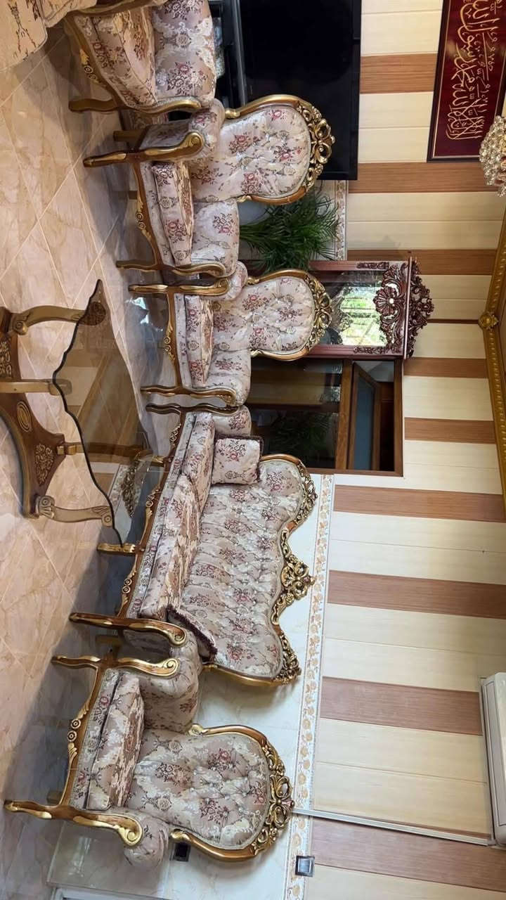 تاقم قةنةفةى مةلةكى لؤك و تازة و جوان 
١٦ وةرةقةى پئ دراوة 
نرخي ٥٠٠ دؤلار 
سليمانى 
***********
