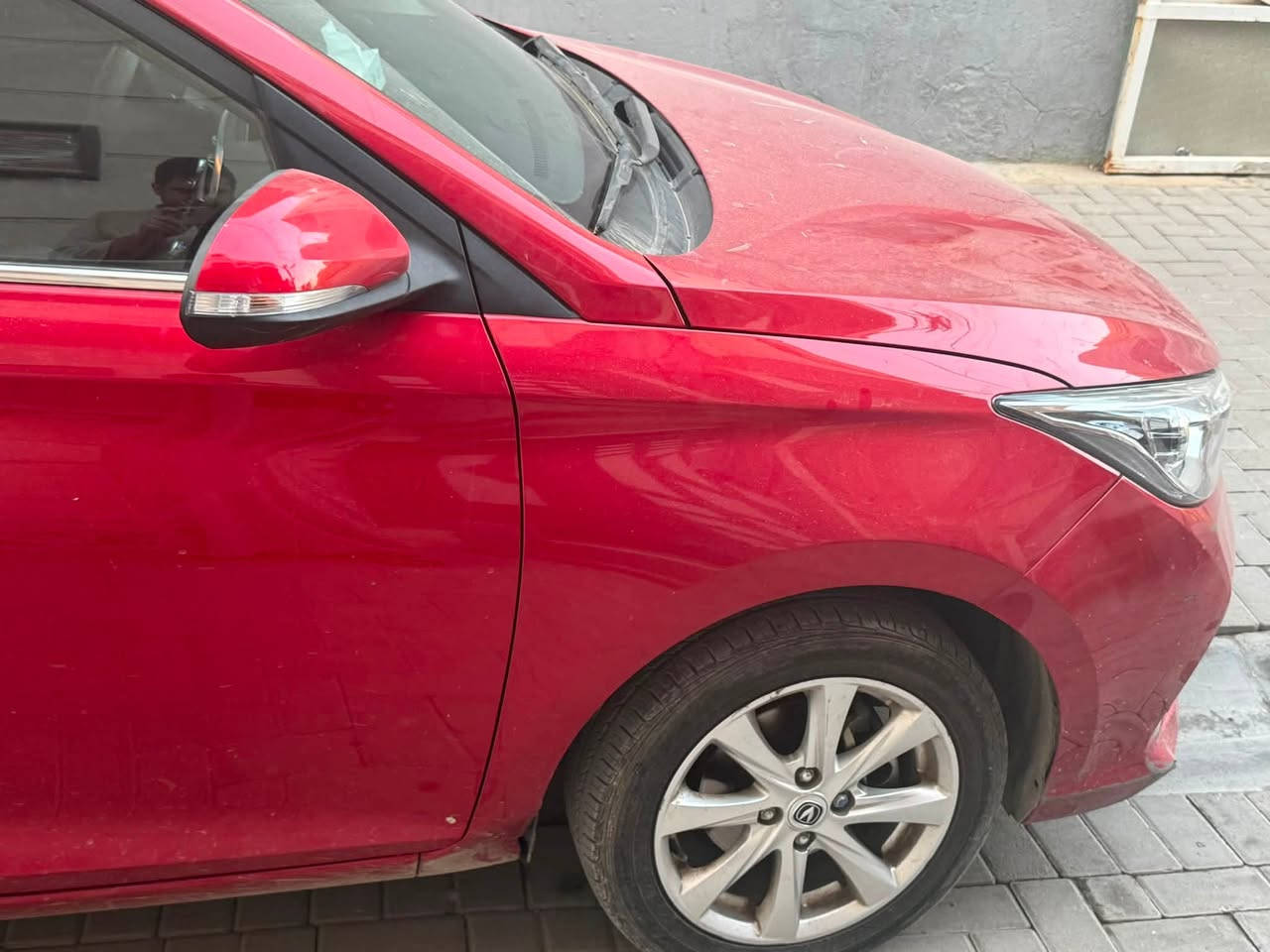 السلام عليكم
🚗 إعلان بيع: شانجان ألسفن موديل 2025 🚗
التفاصيل الأساسية:
 * الموديل: 2025
 * اللون: أحمر 🔴
 * الرقم: بغداد (السيارة باسمي والتحويل ثاني يوم)
 * المسافة المقطوعة: 15,000 كم
 * المحرك: 1.5 لتر (Blue Core) اقتصادي جداً
 * ناقل الحركة: 5 سرعات
أبرز المواصفات والتجهيزات:
 * شاشة لمس قياس 7 إنش (Bluetooth & USB)
 * تحكم ستيرن كامل
 * كاميرا وحساسات خلفية
 * فتحة سقف
 * ويلات ألمنيوم قياس 15 إنش
 * تكييف ممتاز
 * إضاءة نهارية LED
 * أنظمة أمان: وسائد هوائية (Airbags)، فرامل ABS + EBD، ونظام ثبات إلكتروني (ESP)
حالة السيارة والملاحظات:
 * مكفولة (بدون حوادث) بحالة الشركة.
 * ملاحظات بسيطة بالدعامية: مثل ما موضح بالصور.
📌 السعر المطلوب: 103 ورقة (وبي مجال بسيط)، الشراي يخابر يستفسر ويتدلل، والما يعجبه المنشور يترك كلمة طيبة وترحموا لنا بالخير ❤️
📌 المكان: بغداد
📞 للتواصل: ***********
