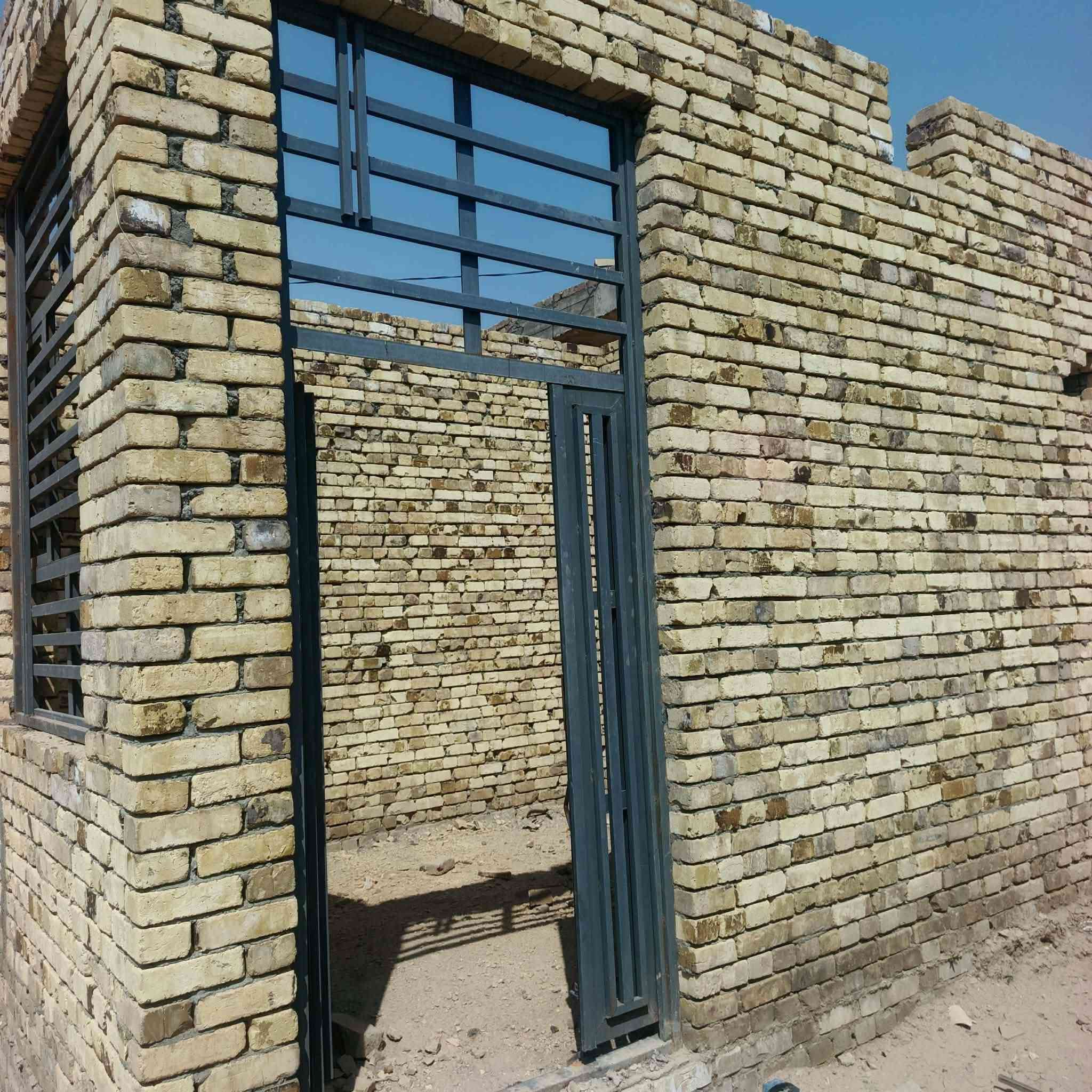 بيت زراعي للبيع  هيكل
مكانه يم ابو رعد ابو السيراميك 

مساحته ٢٠٠م 

البناء واصل لحد السكف يتكون البيت من غرفه ومطبخ وصاله وصحيات داخليه وخارجيه ومنور  وبتلو الديوانيه والغرفه الثانيه جاهزات بلخريطه بس تبني عليه 
 
يبعد عن الشارع الرئيسي تقريب ١٠٠م 

سعره بسعر قطعه (٢٥) وبيه مجال قليل

لاستفسار مراسلة الحساب أو الاتصال على الرقم 

***********
