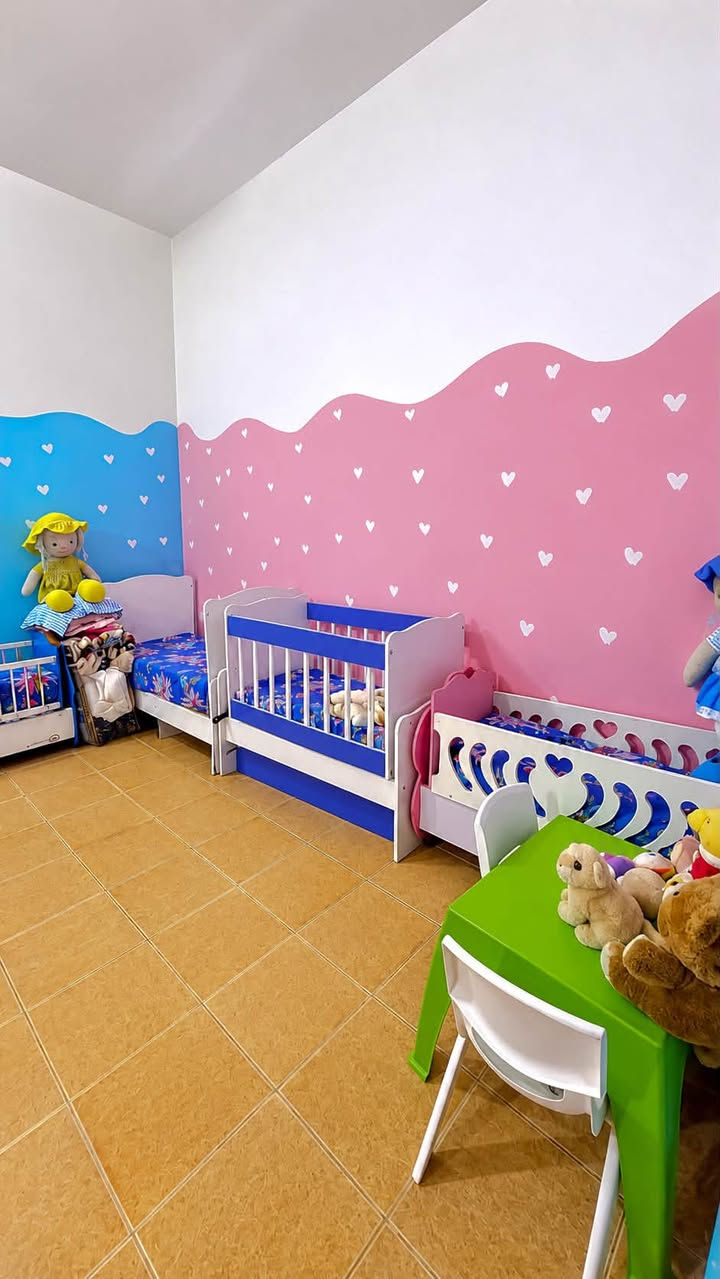 ✨السنافر بحلتها الجديدة 😍 
موقعنا الجديد ( الزهراء - قرب جامع الصفا والمروة ) 

🥳نعلن بدأ التسجيل للعام الدراسي الجديد 🥳

🚩 نفتح أبوابنا لاستقبال أطفالكم ضمن بيئة تعليمية وترفيهية آمنة وممتعة، تجمع بين التعلم، اللعب، وتنمية مهارات الطفل.

📚 المناهج والبرامج التعليمية:
🔹 تعليم اللغة : 
 العربية - والإنكليزية - والفرنسية
🔹 الرياضيات - والعلوم 
🔹 الدين وقراءة القصص
🔹 تنمية المواهب الفنية
🔹 تدوير المهارات وتنمية قدرات الطفل
🔹 تعليم فن الإتيكيت
🔹 ألعاب داخلية وخارجية

👧🏻🧒🏻 الأعمار المقبولة:
من عمر 6 أشهر ولغاية 6 سنوات

🕐 الدوام 5 أيام بالأسبوع

📅 الأحد ⬅️الخميس

🌅 الشفت الأول: 7:30 صباحاً – 1:00 ظهراً
☀️ الشفت الثاني: 1:00 ظهراً – 5:00 مساءً
🌙 الشفت الثالث: 5:00 مساءً – 9:00 مساءً

⏰ ومتوفر أيضاً أوفر تايم

🎁 مميزات الروضة:

💗 القرطاسية مجاناً للأطفال
📚منهج تعليمي خاص بروضتنا 
🎮 صالة ألعاب داخلية وخارجية مليئة بالألعاب الحديثة

(( 📹 كاميرات مراقبة حديثة مرتبطة بأولياء الأمور))

🌡️ تدفئة وتبريد
🚌 خطوط نقل خاصة بالروضة
📸 توجد مصورة خاصة للأطفال داخل الروضة
👨‍👩‍👧‍👦 كروبات خاصة لأولياء الأمور للمتابعة
🎈 إقامة حفلات أعياد ميلاد للأطفال
📚 كادر متميز ومتابعة مستمرة من الإدارة والمعلمات

📌 ‼️ الاسعار مناسبة جداً 

📍 العنوان:
الكوت / الزهراء – المتميزين
📌 قرب جامع الصفا والمروة

📞 للتسجيل والاستفسار:

***********

✨ سارعوا بالتسجيل واحجزوا مكان طفلكم قبل اكتمال المقاعد! ✨

💛 روضة السافر الأهلية… حيث يتعلم طفلك، يبدع، ويلعب بأمان. 🌈🧸
