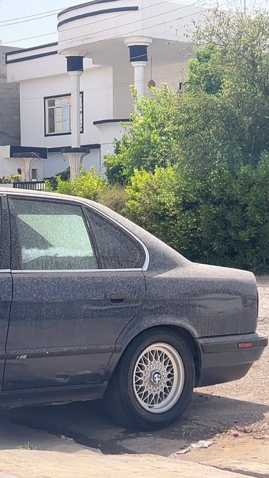 BMW 525 i
موديل 1992 
كير عادي 
حجم 525 اصل 
سنويه ل 2027 
بدون ضربه ومعجون 
كير محرك شرط 
مراوس فقط شعندك نزل 
شرط تحويل 
مكاني كركوك
***********
