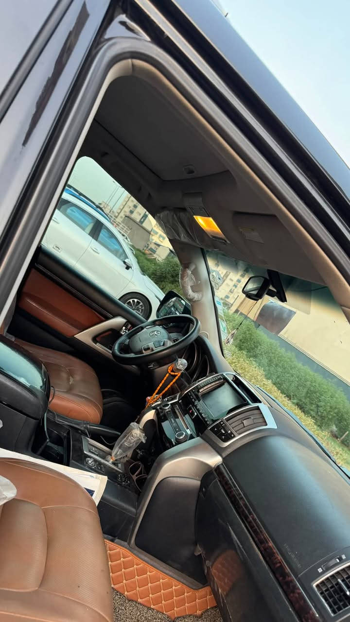 LAND CRUISER V.XR
نويوتا لاندكروزر مديل 2013  محرك 8سلندر فول مواصفات بصمة. فتحة. طفاية حريق. 3 قطع تبريد. مناخ منفصل. تحديد مسار. مثبت سرعة. مانع انزلاق. فورويل. مقاعد كهرباء. مري كهرباء. حساسات امامي +
خلفي. نقطة عمياء +

العنوان بغداد الجديده رقم الهاتف ***********
***********

السعر 330$$$
