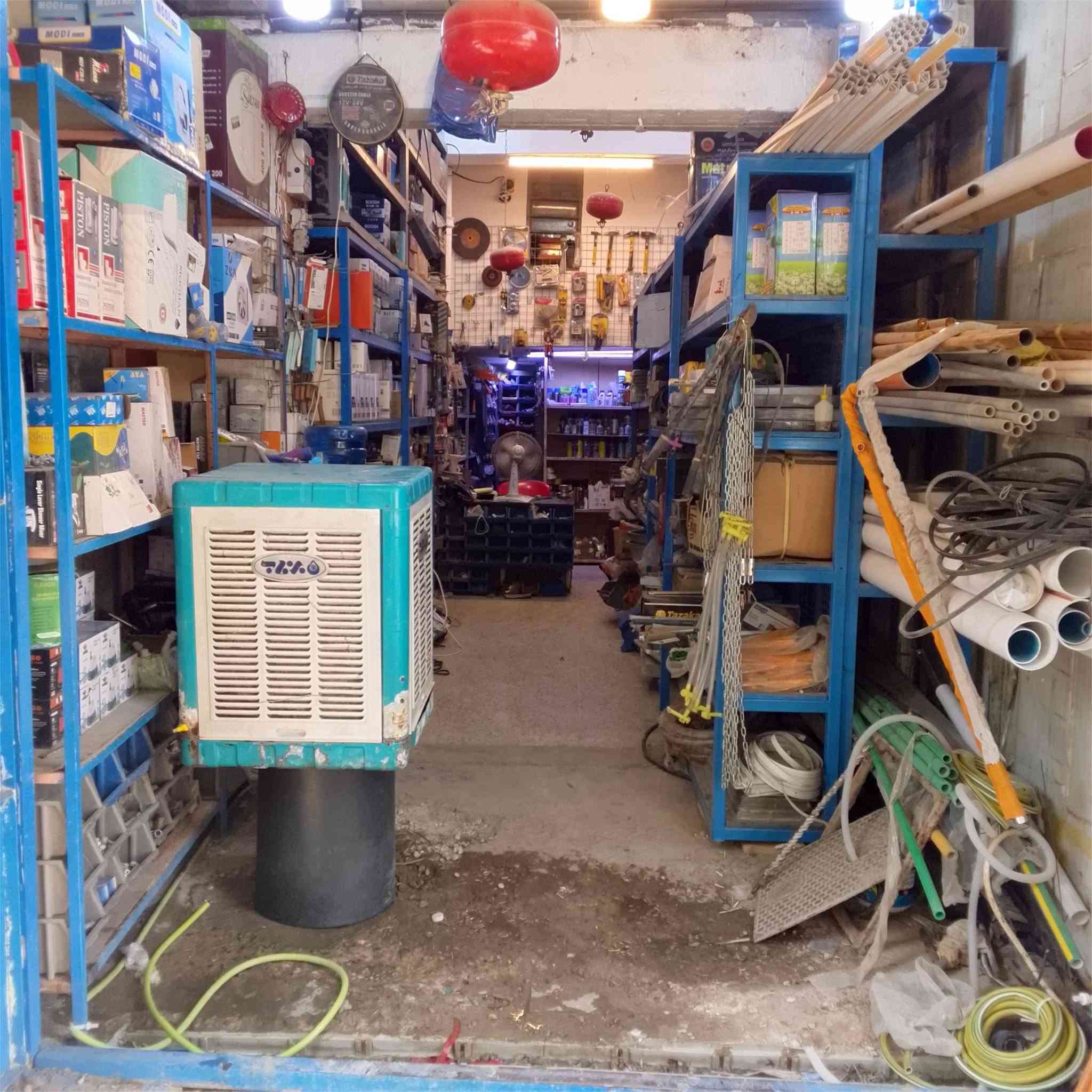 سلام عليكم غراض انشائيه وكهربائيات للبيع مع الرفوف وكل ملحقات المحل العنوان بغداد الامين الثانيه للتواصل***********

