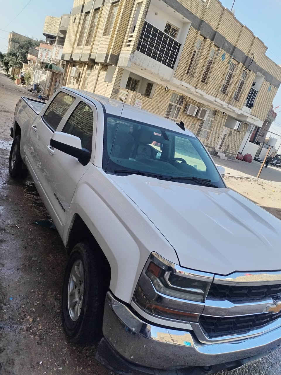 سلفرادوا موديل ٢٠١٧ كلين تايل مكفوله بيضاء محرك ٨سلندر ٥٣٠٠ باب طويل بدي قصير موبايل ***********سياره نظيفه باسمي
