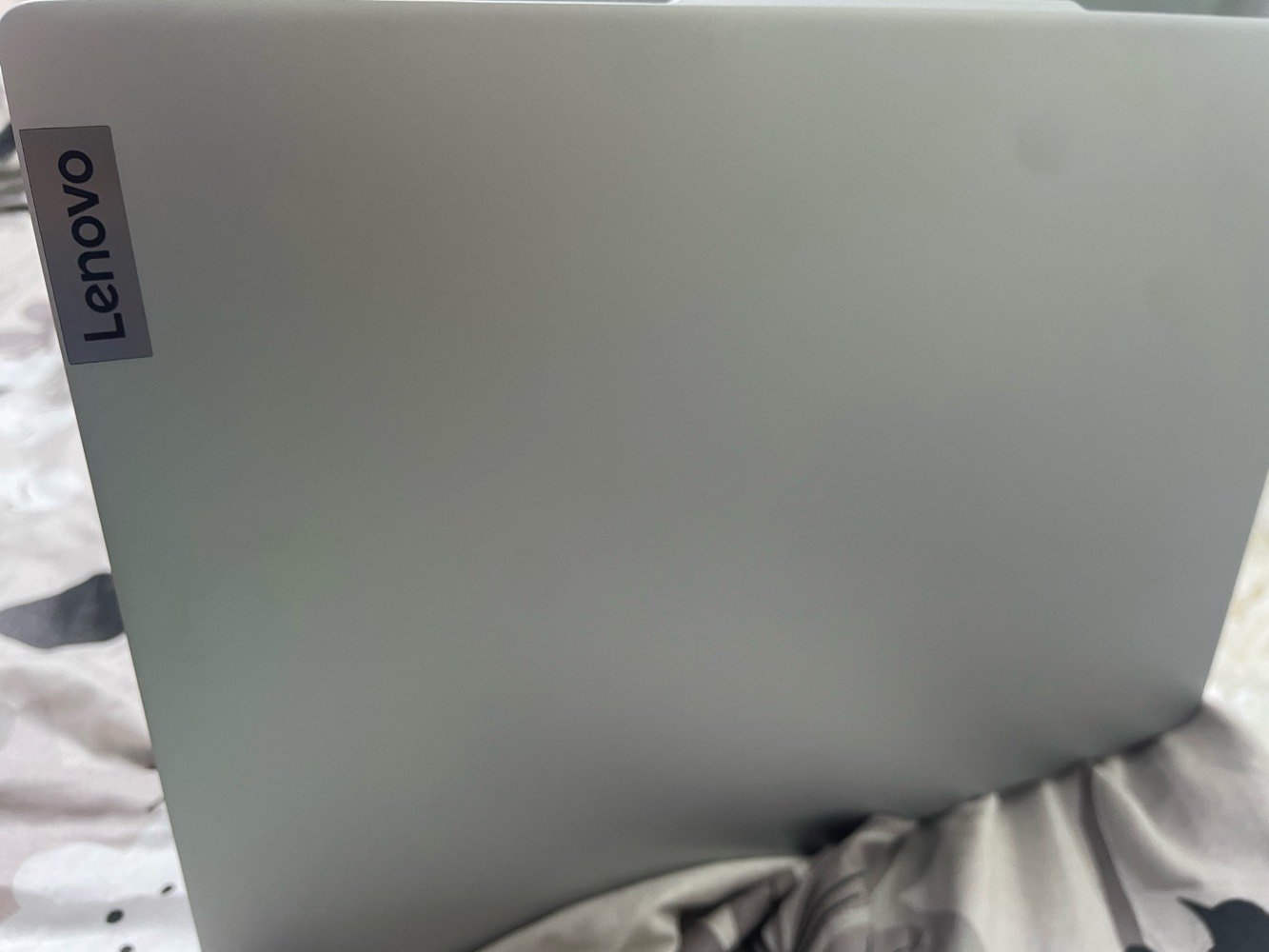للبيع: لابتوب Lenovo IdeaPad Slim 5x بحالة ممتازة وبأحدث المواصفات

للبيع جهاز Lenovo IdeaPad Slim 5x الراقي، بحالة النظافة الممتازة (شبه جديد)، ومناسب جداً للدراسة، العمل المكتبي، التصميم ، والألعاب المدعومة ،والتصفح بفضل كفاءته العالية وسرعته.

المواصفات الفنية:

 المعالج: Qualcomm Snapdragon X Plus القوي والسريع الموفر للطاقة.

 نظام التشغيل: Windows 11 الأصلي.

 الشاشة: شاشة OLED ممتازة بأبعاد 16:10 مع دعم نطاق ألوان واسع (100% sRGB) لتجربة عرض مريحة ودقيقة.

 التصنيف: جهاز ذكي من فئة Copilot+ PC المدعومة بقدرات الذكاء الاصطناعي المتقدمة.

 البطارية والطاقة: بطارية بعمر طويل جداً مع دعم تقنية الشحن السريع (Rapid Charge). السعر مناسب 
*الرام16
*هارد513