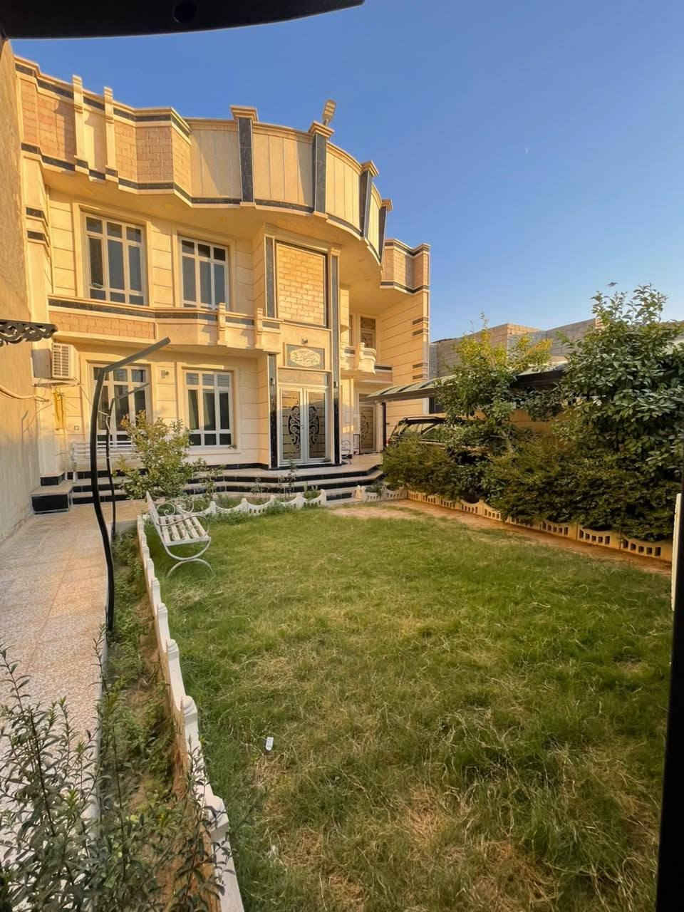 🏠 بيت ملك صرف للبيع – بمواصفات VIP وأثاث كامل 🏠
الموقع المميز:

📍 الأنبار - الفلوجة / التأميم الثانية

📍 الشارع: شارع دهام المهنى (على شارع بعرض 12 متر نافذ على شوارع 40 و 60 متر).

📍 الخدمات: كامل الخدمات (ماء، مجاري، كهرباء). الشارع ضمن المقاطعة الثانية المشمولة بالتبليط (بعد إكمال المقاطعة الأولى).

📐 المساحة والتصميم الداخلي

المساحة الإجمالية: 450 متر مربع.

عدد الغرف: 6 غرف نوم كلها نظام ماستر (2 في الطابق الأرضي + 4 في الطابق العلوي).

الملحقات الخارجية: مضيف فخم + استقبال تابع للمضيف + مجمع صحيات خارجي يخدم الكراج والمضيف.

الحديقة والكراج: حديقة واسعة تحتوي على جلسة عربية مميزة + كراج سيارات كبير يتسع لـ 3 سيارات كبيرة.

✨ التشطيبات والديكور (درجة أولى)

الأرضيات: مرمر فاخر للبيت من الداخل، والكراج مغطى بالكاشي عالي الجودة.

الأسقف: نقوش وديكورات حديثة (جبس بورد) مع ثريات فخمة راكبة بالكامل.

🛋️ الأثاث والمحتويات (البيع يشمل الأثاث بالكامل)

البيت يباع مع أثاثه بالكامل وجاهز للسكن فوراً، ويضم:

أجهزة التبريد (السبالت والمكيفات) لجميع الغرف والصالات.

ديوان فخم للمضيف.

تخم قنفات الصالة.

الكاونترات الجاهزة.

بقية أثاث البيت المتكامل.
استقبال 12×5 
هول طعام 5×4
صاله 8×4.5 
مطبخ 5×6 مع ملحق حار 5×2 
غرف نوم 6 كبار كلها سويتات 
غرف 8×5 عدد 2 
6×4 عدد3 
وحده 5×4 
حمامات عدد7
كراج 17 متر 
مساحه الكليه 450 
مساحه البناء 260

📞 للاستفسار والتواصل

للمزيد من المعلومات أو لتنسيق موعد للمعاينة، يرجى الاتصال على الرقم:

📱 ***********
