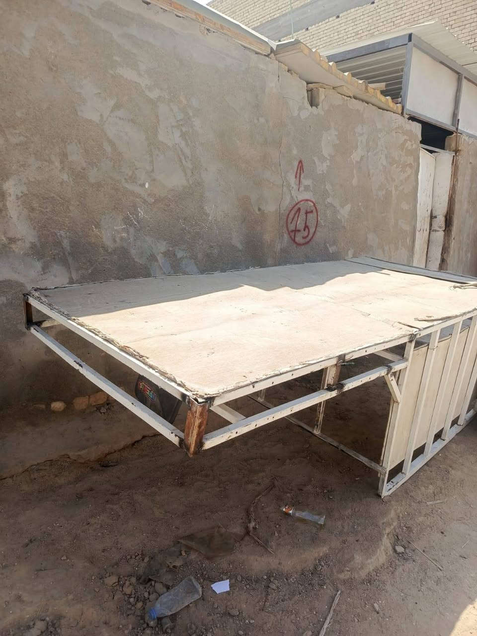 سلام عليكم محجر للبيع مدوشم وكامل هوه ومصطباته السعر 90وبي مجال الاستفسار ولاتصال على رقم ***********
