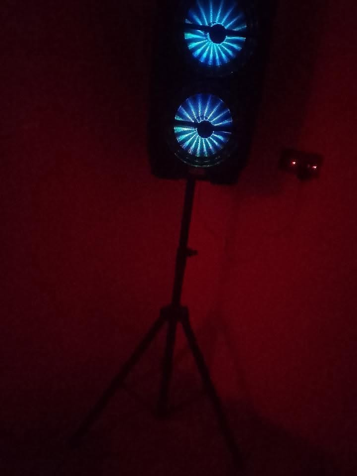مكبر صوت ديجي • سابووفر مزدوج • إضاءات LED