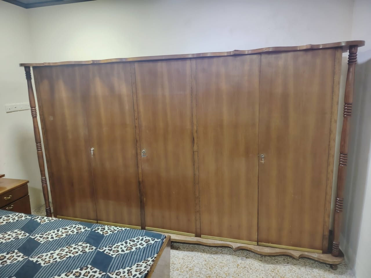 غرفه للبيع شي كدام العين مع دوشك 
السعر 350 موصل جانب ايمن منطقه القديمه 
تصل على هذا رقم ***********
اسيا ***********
