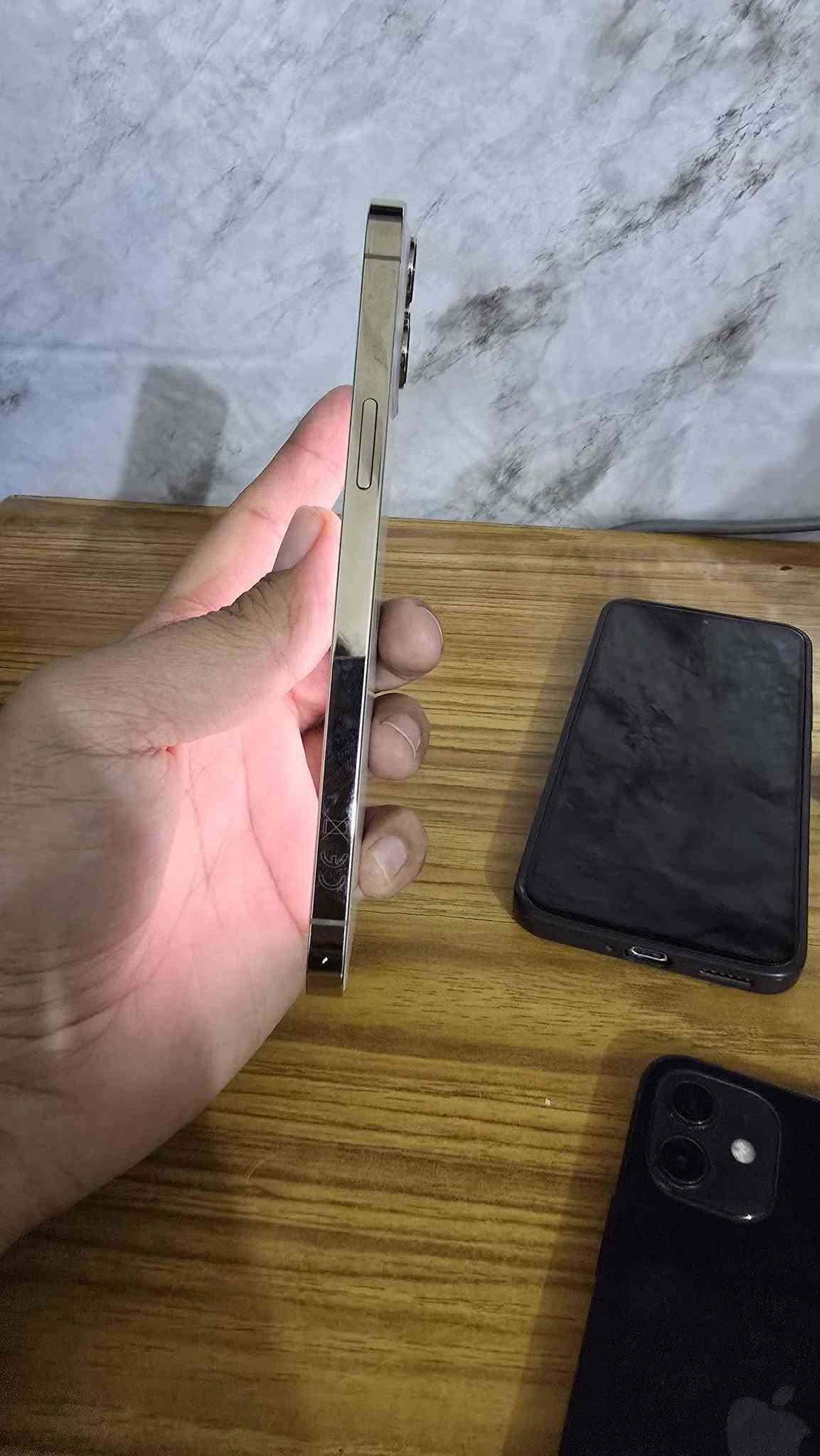 سلام عليكم ايفون ١٢ برو ماكس شرق أوسط ماستر AAA  مكفول من كلشي كله شغال بطاريه ١٠٠ مبدل اصليه جهاز كلش نضيف ذاكرى ٢٥٦ السعر ٣٨٠ الديوانيه الجلبيه  ***********
