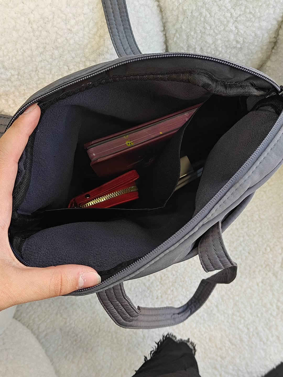 🎒 جنطة عملية وأنيقة للاستخدام اليومي
حجمها أكبر من اللابتوب بشوية، ومناسبة للابتوب أو الملازم والأوراق 📚💻
✨ من الداخل مبطنة بالإسفنج والقديفة حتى تحافظ على محتوياتها
💧 القماش الخارجي ضد المي
👜 تحتوي على 4 جيوب: • جيب بسحاب ومقسم إلى خانتين
• جيب لزكة
• جيبين مفتوحات
متوفرة بـ 5 ألوان 🌷
💰 السعر: 18 ألف
🚚 التوصيل لجميع محافظات العراق: 5 آلاف
📸 التصوير حقيقي من داخل المحل 🌱
