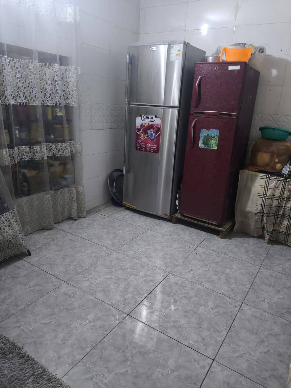 السلام عليكم بيت في دور الشرطة مقاطعه 76 مساحته 200 متر طابو صرف باسمي يتكون ٣ غرف وهول ومطبخ واستقبال بيت نضيف ومرتب موقعة قريب شارع القائد مسافه ٤٠٠ متر كافه الخدمات متوفرة تبليط مجاي ماء منطقه هادئه السعر ٢١٠ للشراي***********
