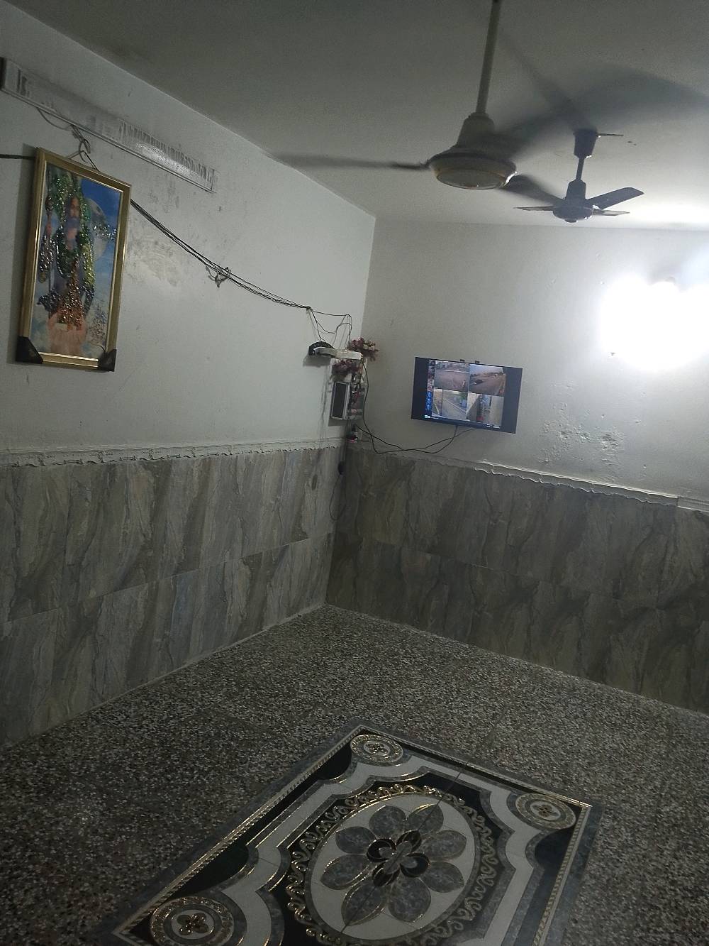 بيت 100م سند طابو صرف منطقة الولداية حي البتول شارع الخدمات بضهر محطة المجاري شارع 20 م واسع 
قيد التبليط في الشهر المقبل كامل كل الخدمات مقابلة مشجر 100 يأتي مع البيت تكدر تزرع بي او يصلح محل 
 
البيت يأتي استقبال ومطبخ وصالة وثلاث حمامات وثلاث غرف وسطح إمامي وخلفي 
السعر 125وبي مجال بسيط