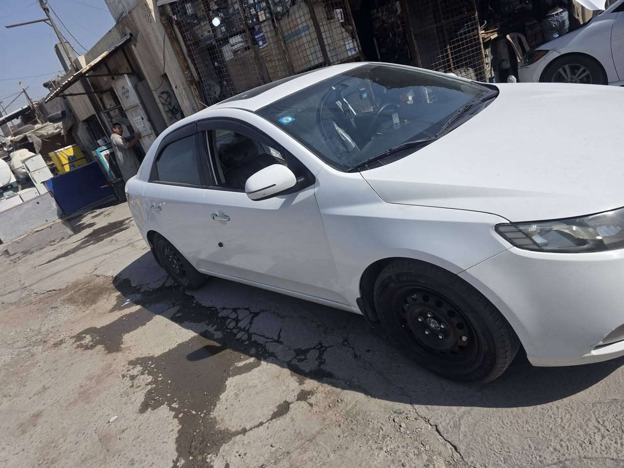 سيراتو للبيع ٢٠١٢ وارد خليجي ماشيه ١٧٢  فول مواصفات للاخير كامله مابيه اي نقص بيه جامرلغ صبع عكس السايق  وشويه من البنيد اثر طخه بسيطه مابيه اي حادث مكفوله من اي ضربه مكفول تكم شواصي لغود تبريد تدفئه مكينه كير مابيه اي نقص  كير ٦ نمر محرك ١٦٠٠ للبيع السعر ٩٨ وبيه مجال العنوان بغداد  حي ألجهادظ.. للاتصال ***********
***********
