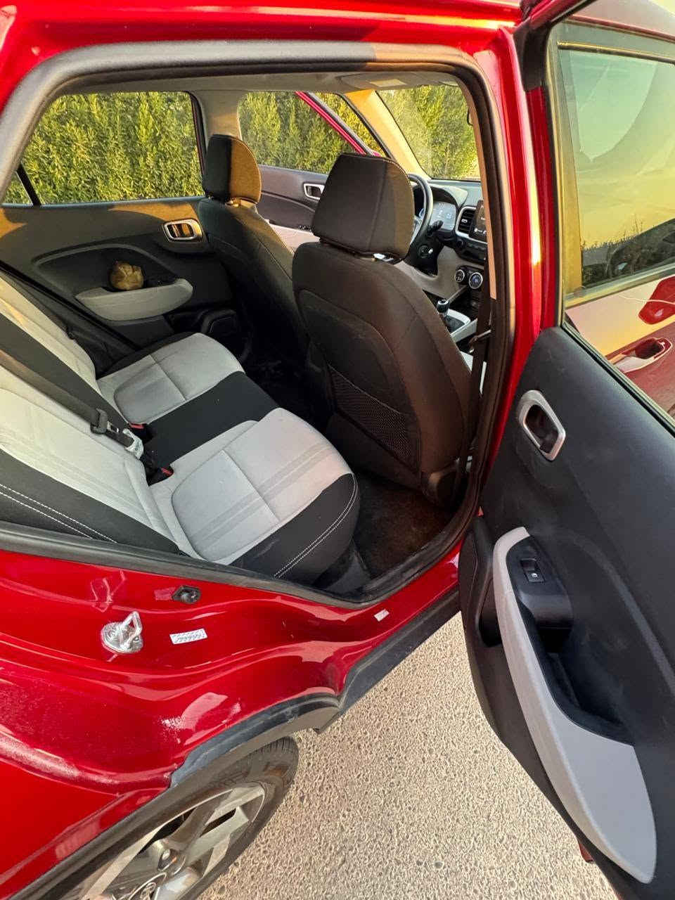 🚗 للبيع: هيونداي فينو (Hyundai Venue) موديل 2023 - فول مواصفات 🚗
​سيارة قمة بالنظافة، اقتصادية جداً، ومجهزة بجميع مواصفات الراحة والأمان، جاهزة للاستخدام والتحويل المباشر.
​أبرز المواصفات:
​الموديل واللون: 2023 - أحمر مميز.
​المحرك والقير: 4 سلندر سعة 1.6L اقتصادي جداً مع قير أوتوماتيك ناعم.
​الشاشة والتقنيات: شاشة وسطية تدعم آبل كاربلاي وأندرويد أوتو + عدادات ديجيتال بالكامل.
​المقصورة: مقاعد جلد وقماش مميزة بحالة الممتاز.
​أنظمة الأمان: تنبيه النقطة العمياء، نظام كشف المسار، مانع تصادم، وكاميرا خلفية مع خطوط توجيهية.
​الإضافات: تشغيل بصمة، دخول ذكي، ويل أوفر 17 إنش، سكك سقف، ومثبت سرعة.
​الحالة والضرر:
​صبغ بنيد فقط (حادث سطحي بسيط).
​كفالة شاصي، لغود، وأيرباجات سليمة.
​بشرط الفحص (مكينة، قير، كهرائيات).
​السعر والتواصل:
​السعر المطلوب: 130 ورقة ($13٫000) - وفيها مجال بسيط للجادين بعد المعاينة.
كفالة رقم 15 ورقة.
​المكان: [اربيل]
​للتواصل: [***********] / يتوفر واتساب. أربيل, العراق
