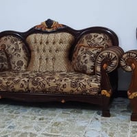 طقم ٦ قطع • ٤ كراسي • ٢ كرويتين