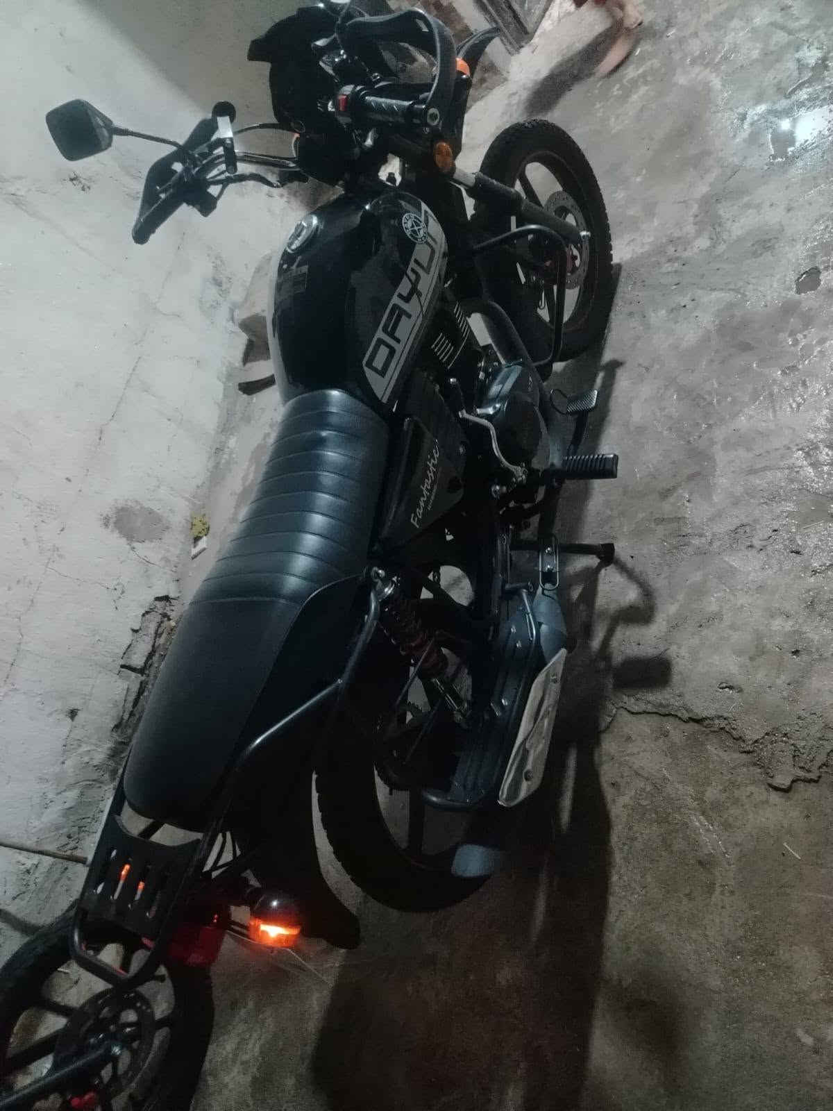 ***********
2025
1800
2025
1800
