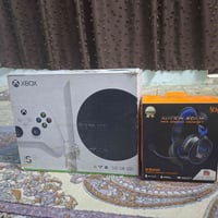Xbox series s للبيع  وياه سماعة KOTION G3100 و بطارية شحن اليد شحن ٤ س...